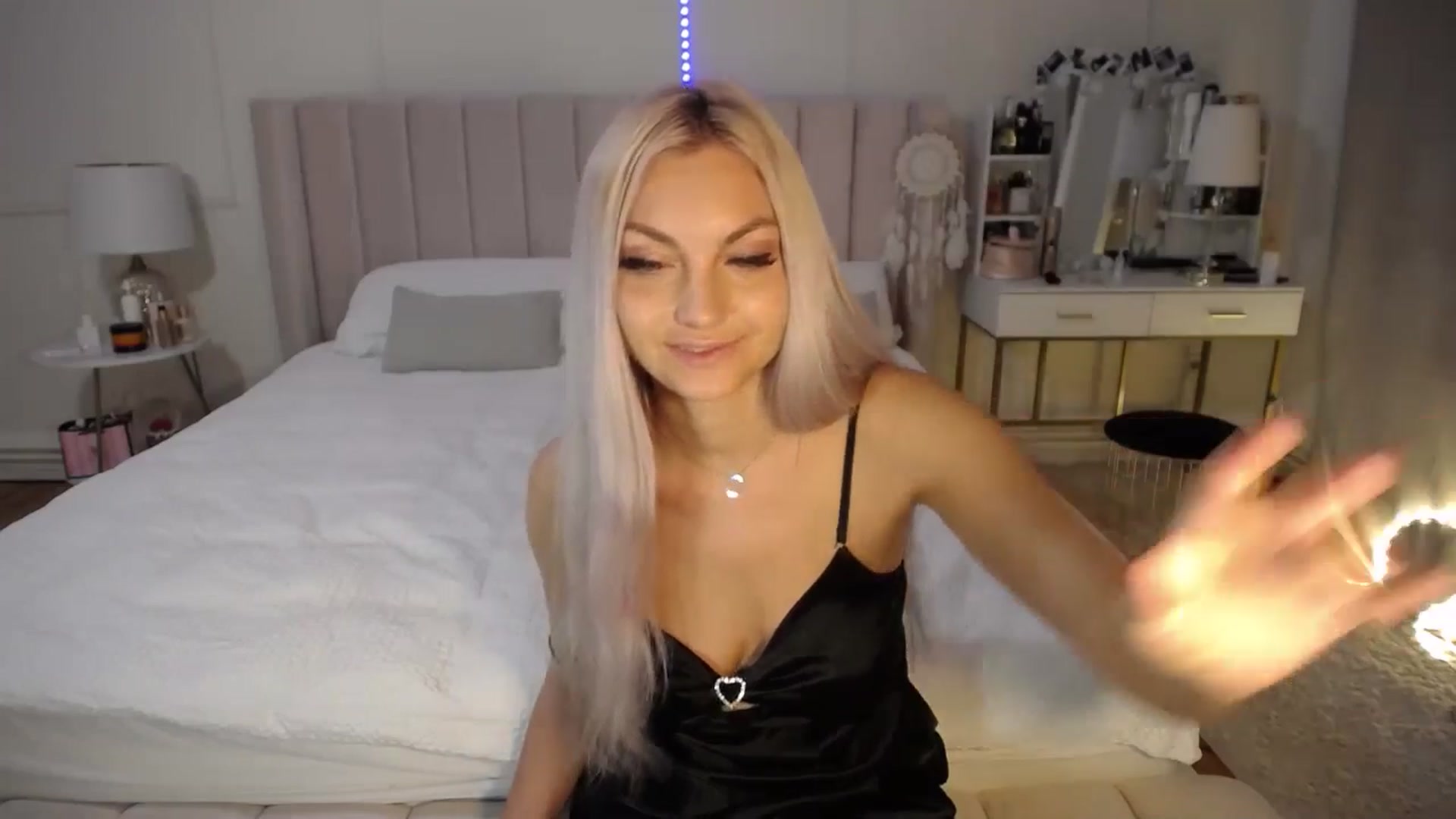Gallery image thumbnail from AlissyaMay's myfreecams stream on, 05/13/2025, 19:41 image 16 of 20