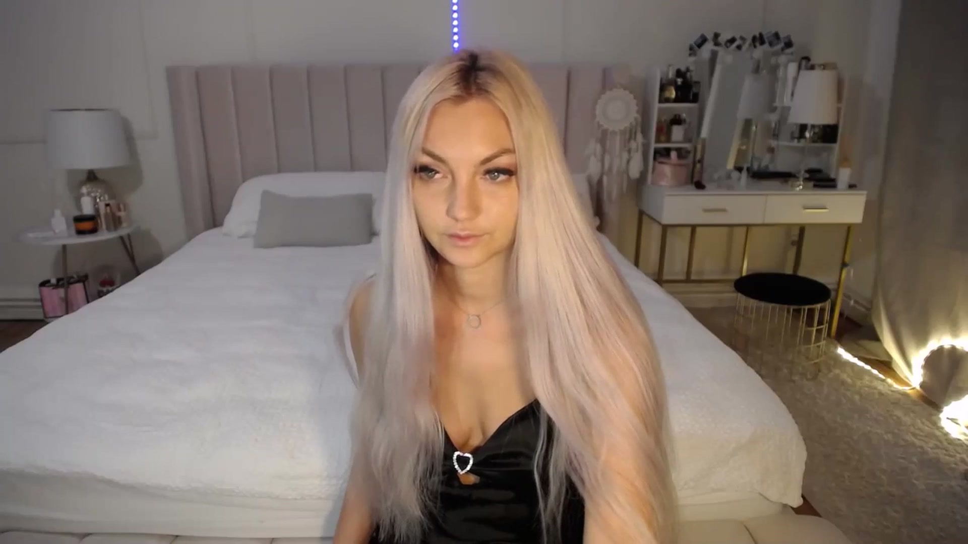 Gallery image thumbnail from AlissyaMay's myfreecams stream on, 05/13/2025, 19:41 image 4 of 20