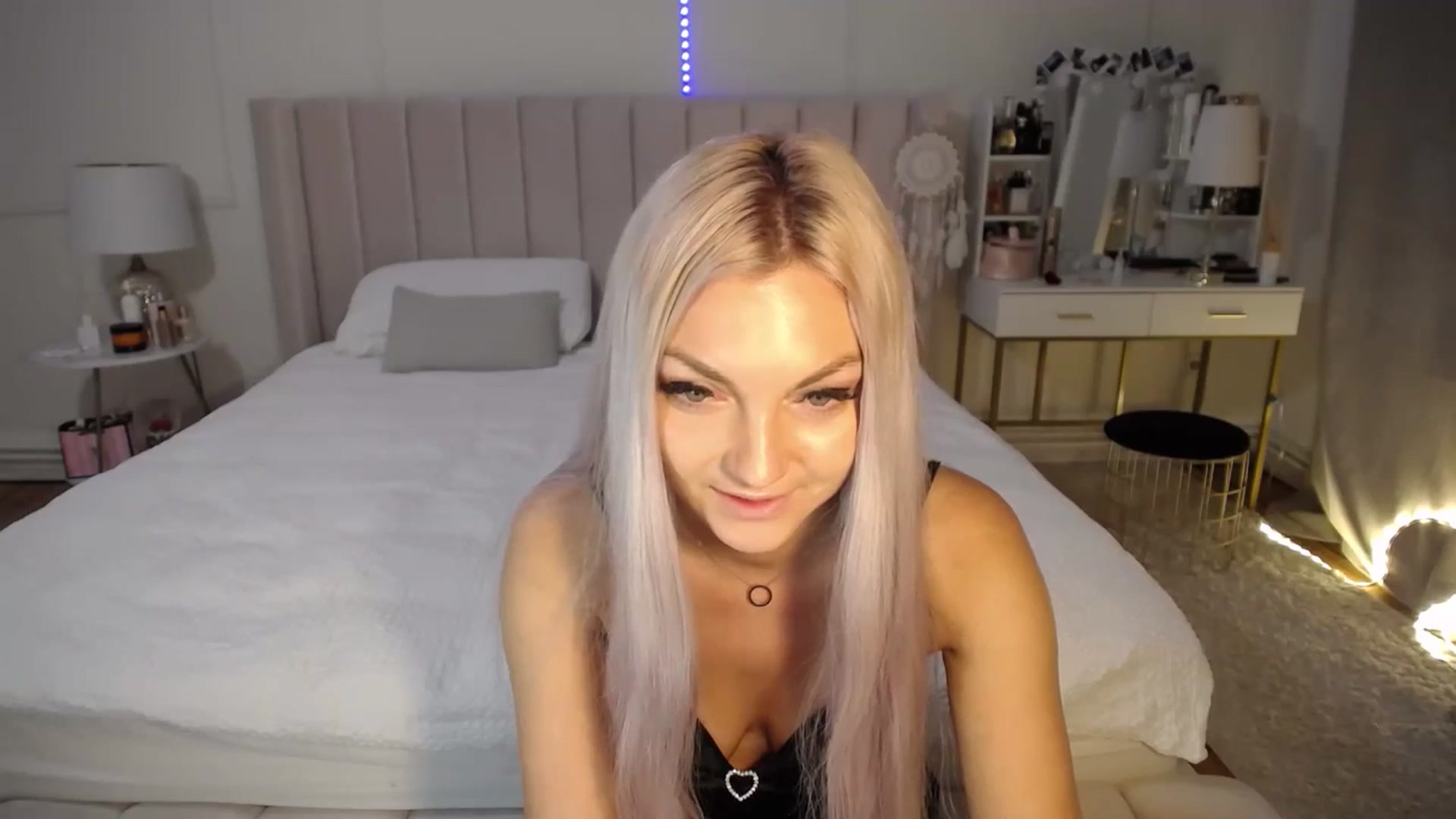Gallery image thumbnail from AlissyaMay's myfreecams stream on, 05/13/2025, 19:41 image 8 of 20
