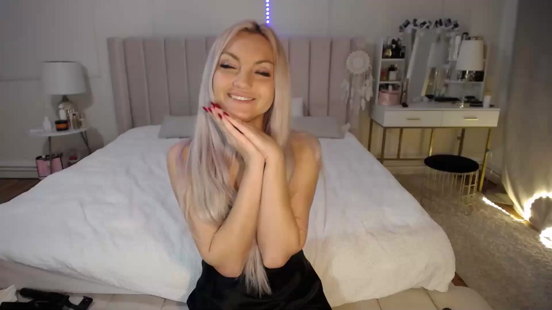 Gallery image thumbnail from AlissyaMay's myfreecams stream on, 05/14/2025, 02:47 image 19 of 20
