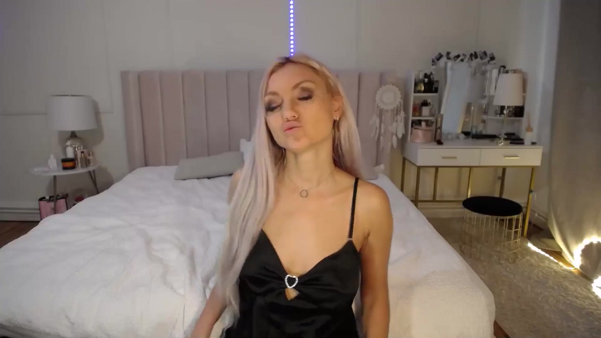 Gallery image thumbnail from AlissyaMay's myfreecams stream on, 05/14/2025, 05:16 image 7 of 20