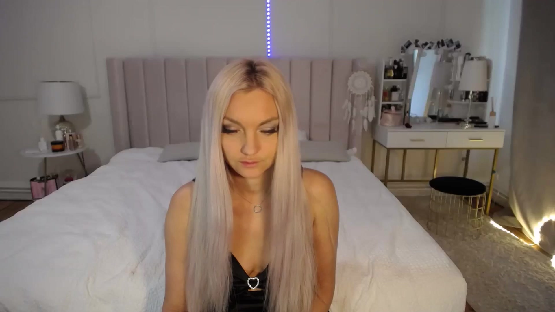 Gallery image thumbnail from AlissyaMay's myfreecams stream on, 05/14/2025, 07:27 image 5 of 20