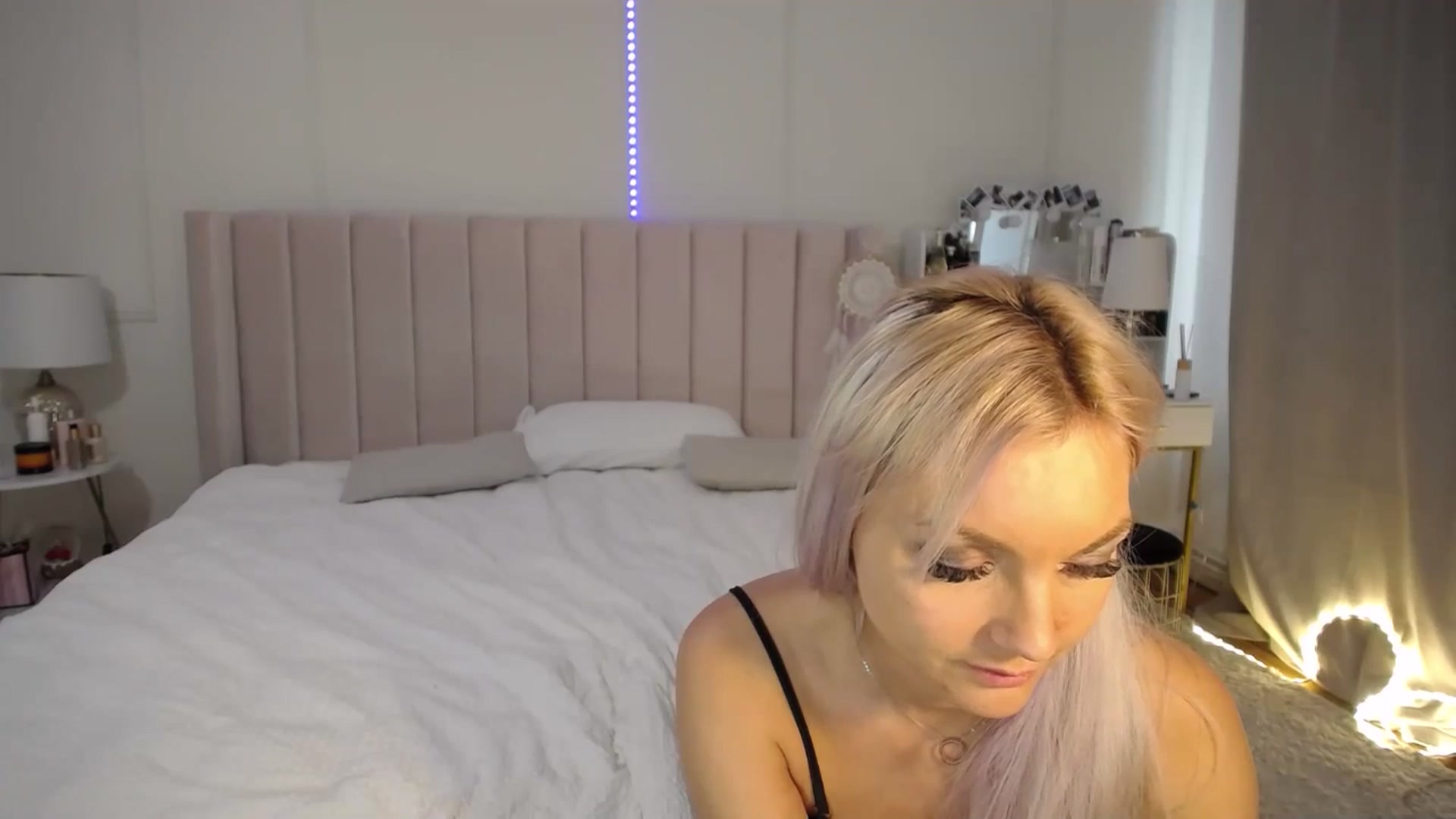 Gallery image thumbnail from AlissyaMay's myfreecams stream on, 05/14/2025, 09:07 image 18 of 20