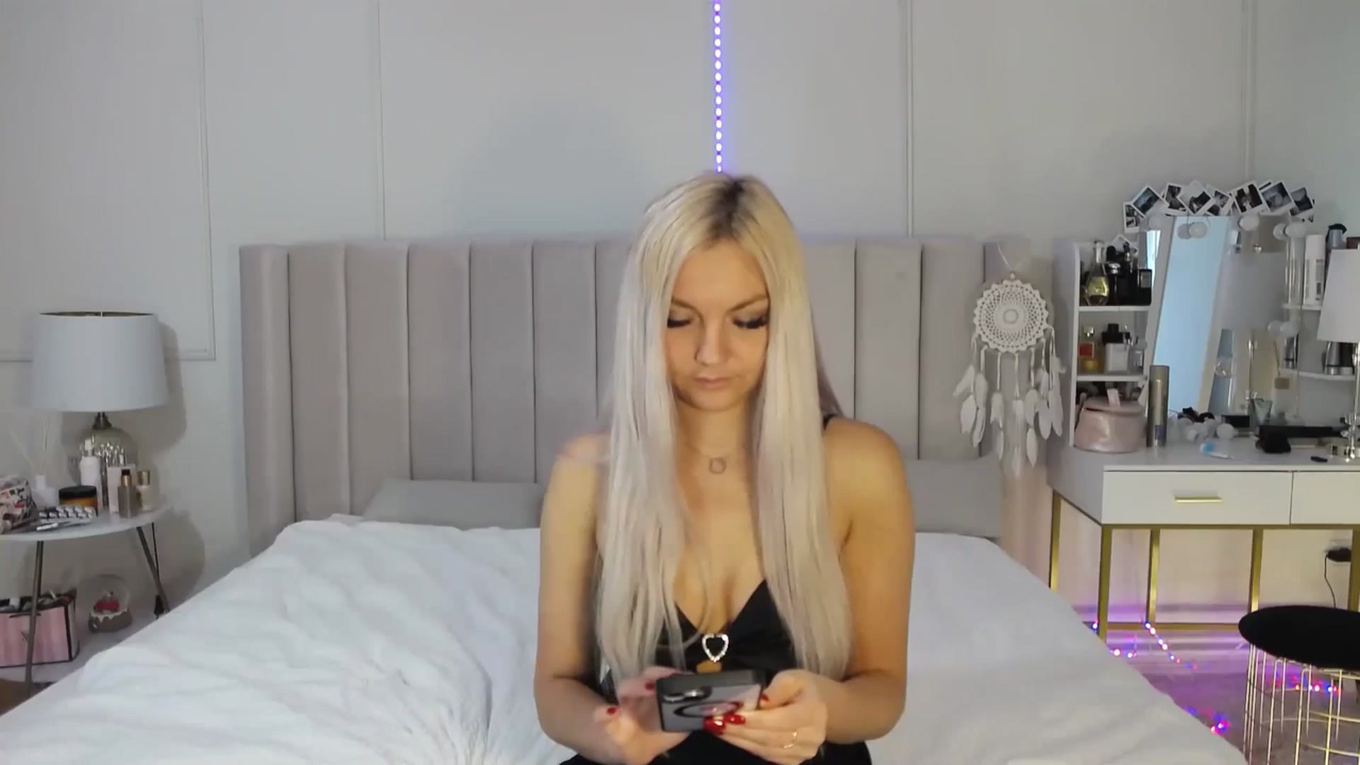 Gallery image thumbnail from AlissyaMay's myfreecams stream on, 05/16/2025, 07:02 image 11 of 20