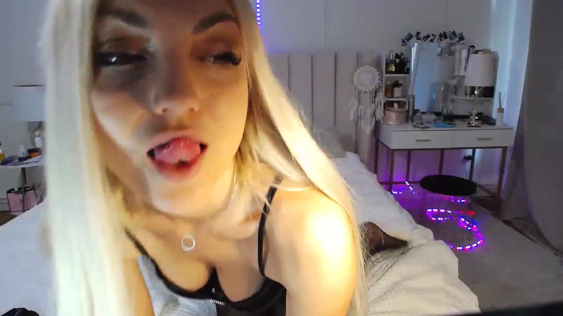 Gallery image thumbnail from AlissyaMay's myfreecams stream on, 05/27/2025, 17:44 image 2 of 20
