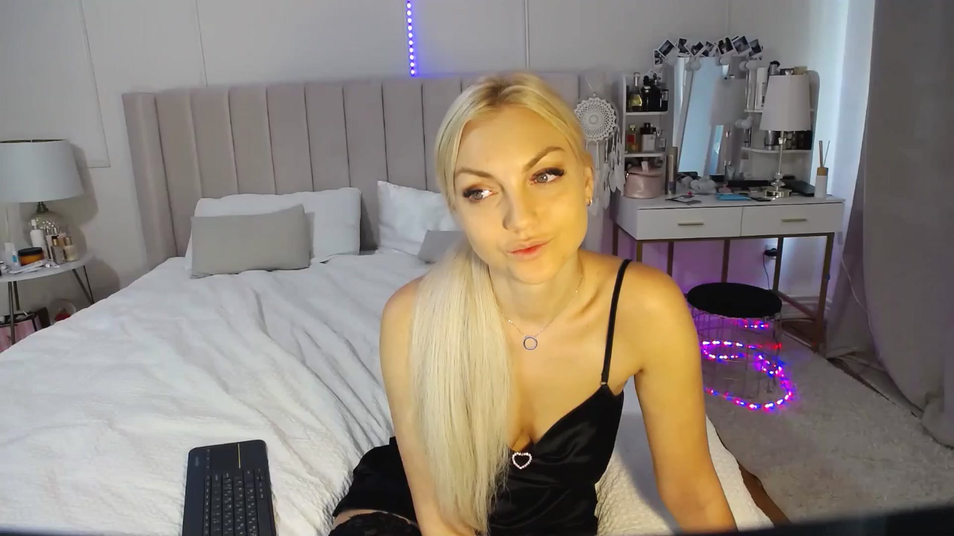 Gallery image thumbnail from AlissyaMay's myfreecams stream on, 05/28/2025, 09:19 image 12 of 20