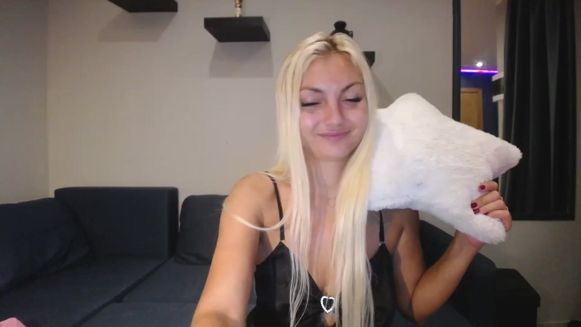 Gallery image thumbnail from AlissyaMay's myfreecams stream on, 08/15/2025, 14:21 image 16 of 20