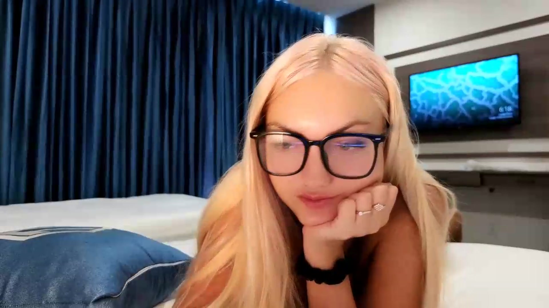 Gallery image thumbnail from AlissyaMay's myfreecams stream on, 05/18/2026, 24:01 image 11 of 20