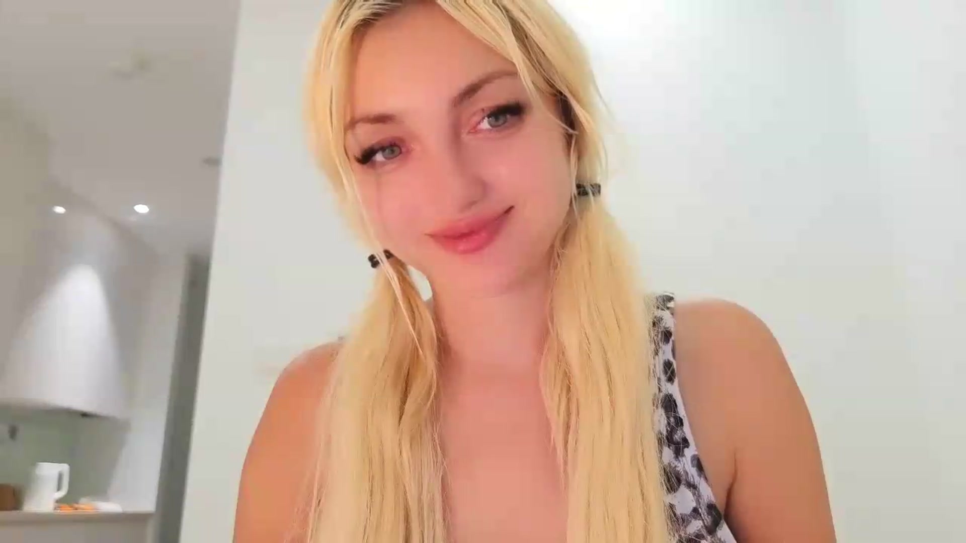 Gallery image thumbnail from AlissyaMay's myfreecams stream on, 07/28/2026, 14:12 image 5 of 20