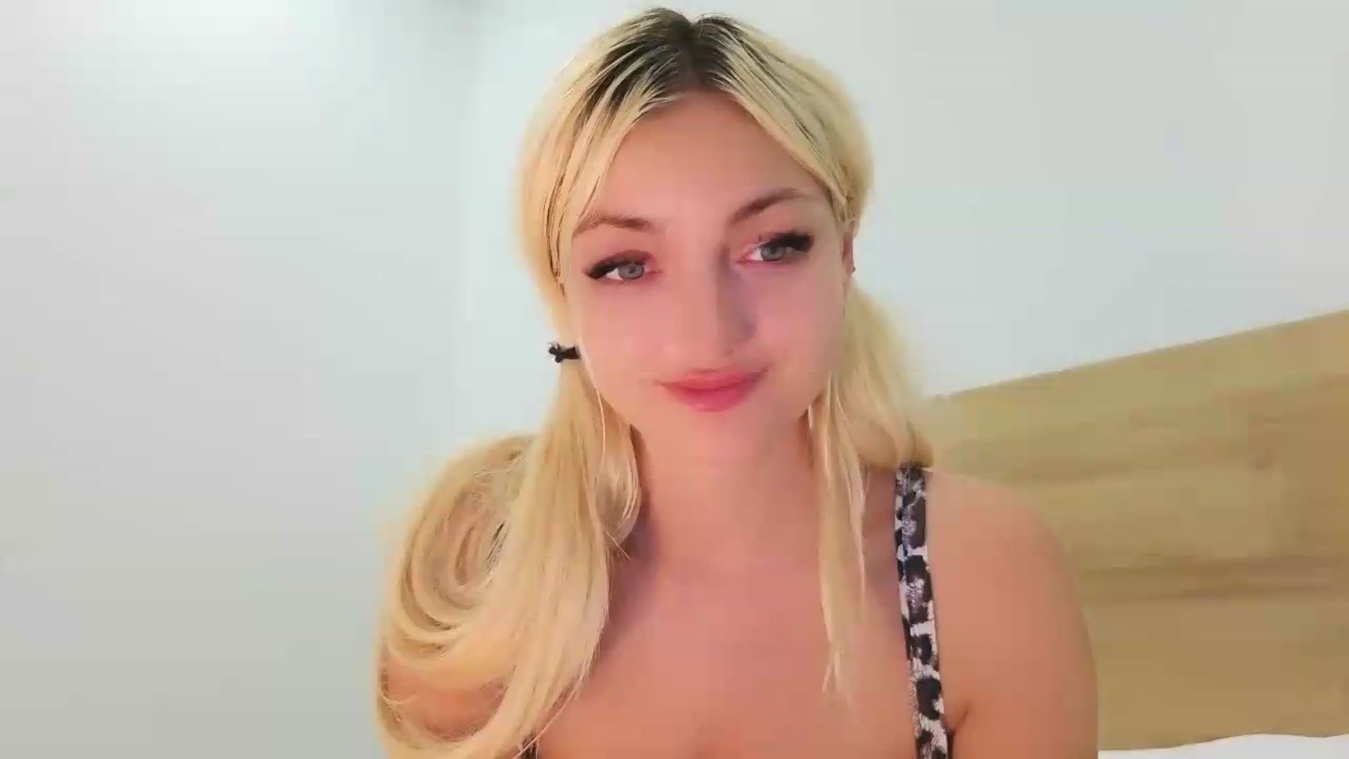Gallery image thumbnail from AlissyaMay's myfreecams stream on, 07/28/2026, 16:41 image 4 of 20