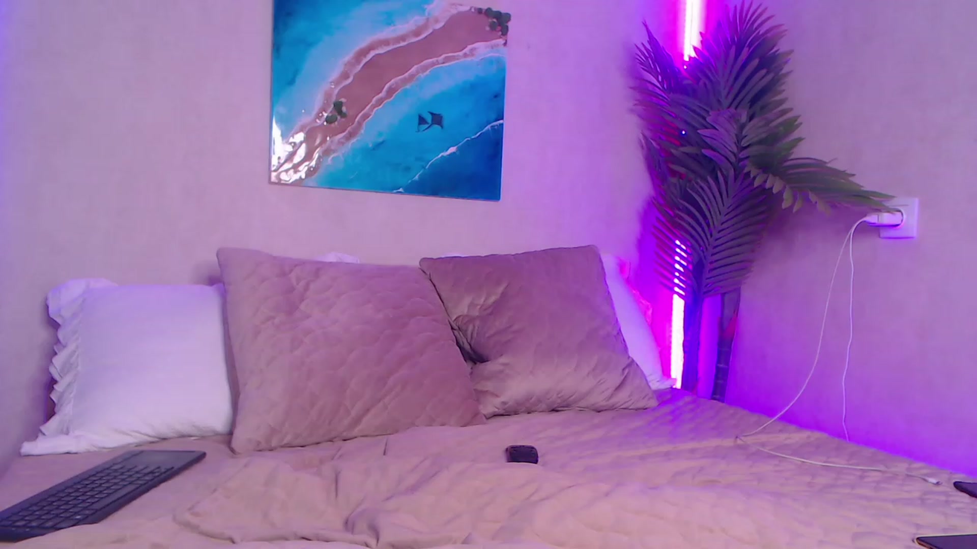 Gallery image thumbnail from Alizee_Spicy's myfreecams stream on, 11/18/2022, 05:06 image 5 of 20