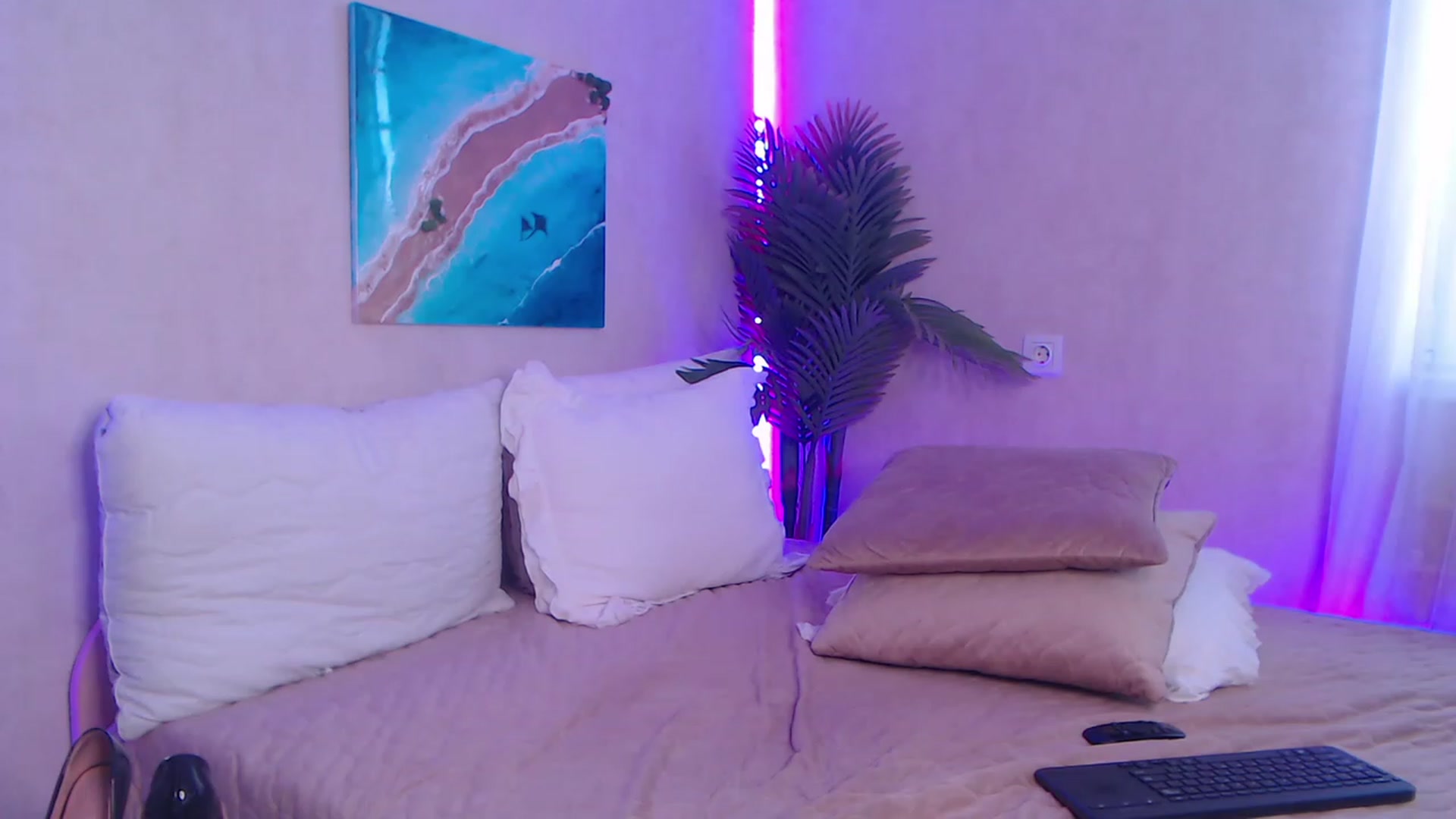 Gallery image thumbnail from Alizee_Spicy's myfreecams stream on, 02/11/2023, 13:21 image 12 of 20