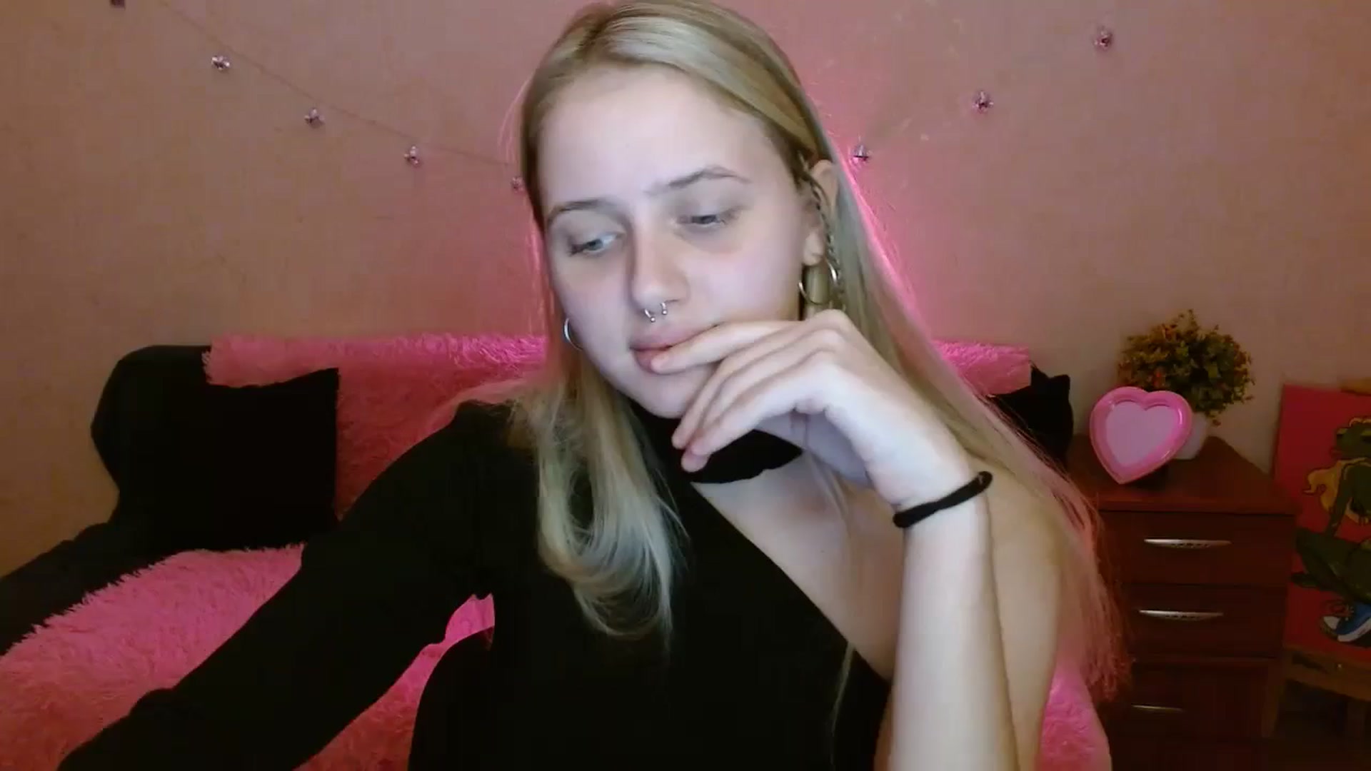 Gallery image thumbnail from Alleiko's myfreecams stream on, 11/19/2023, 15:20 image 2 of 20