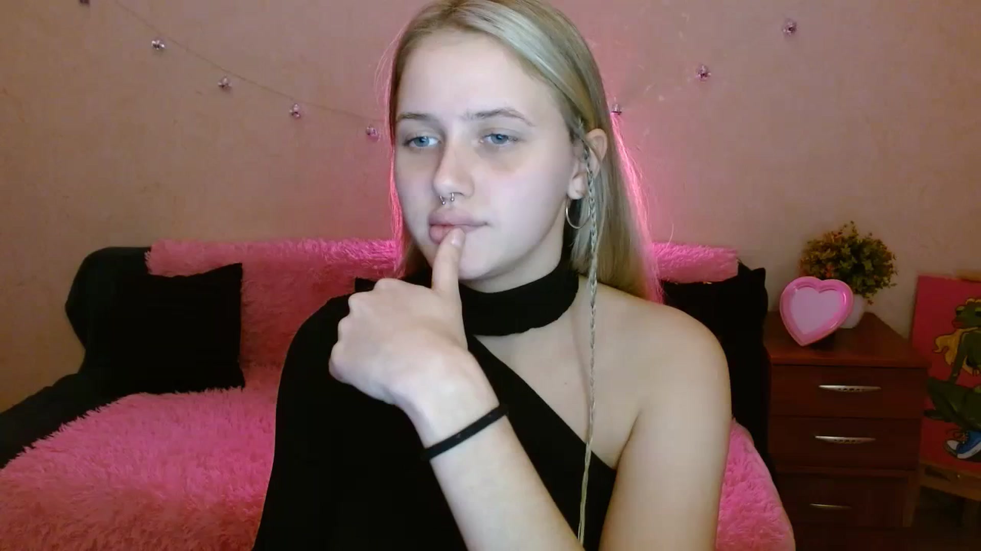 Gallery image thumbnail from Alleiko's myfreecams stream on, 11/19/2023, 15:20 image 1 of 20