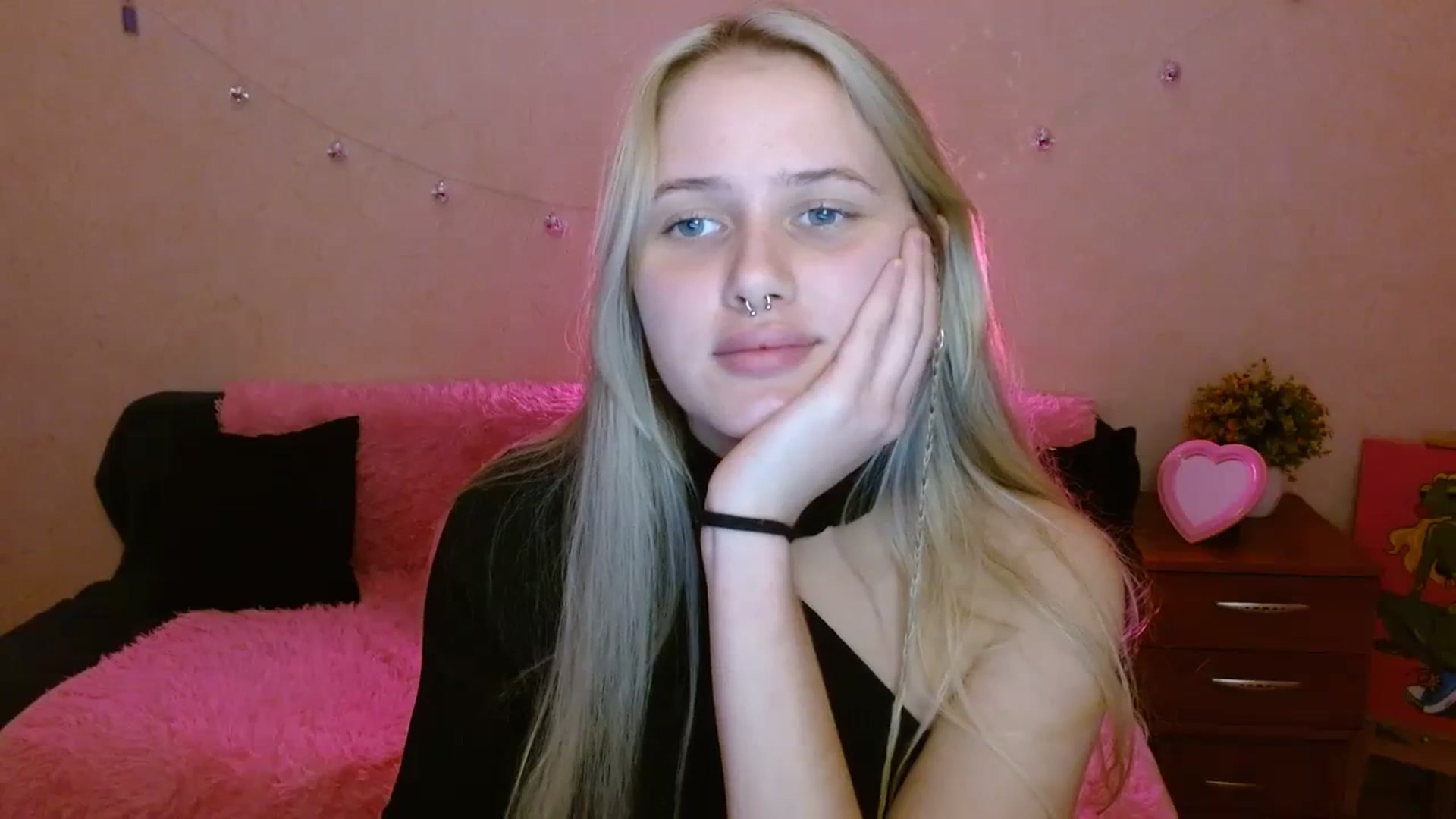 Gallery image thumbnail from Alleiko's myfreecams stream on, 11/19/2023, 15:20 image 20 of 20