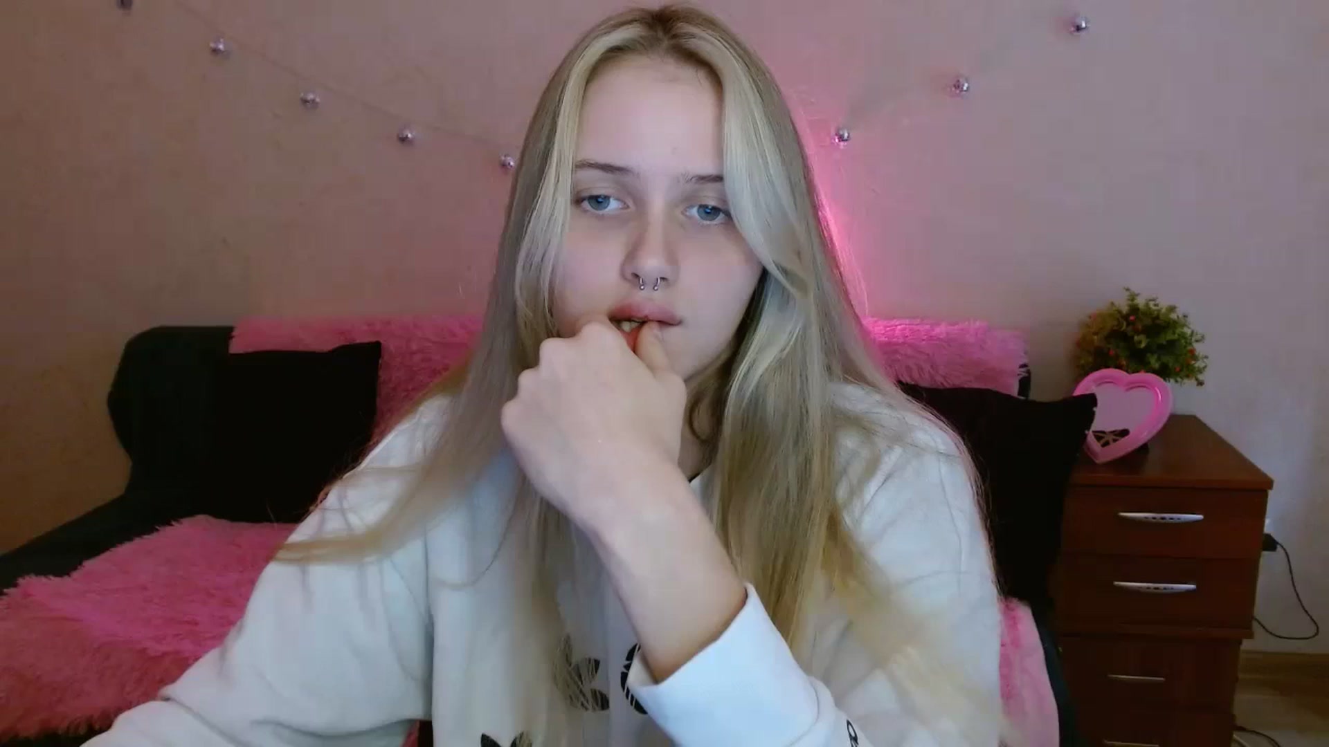 Gallery image thumbnail from Alleiko's myfreecams stream on, 11/22/2023, 10:16 image 11 of 20