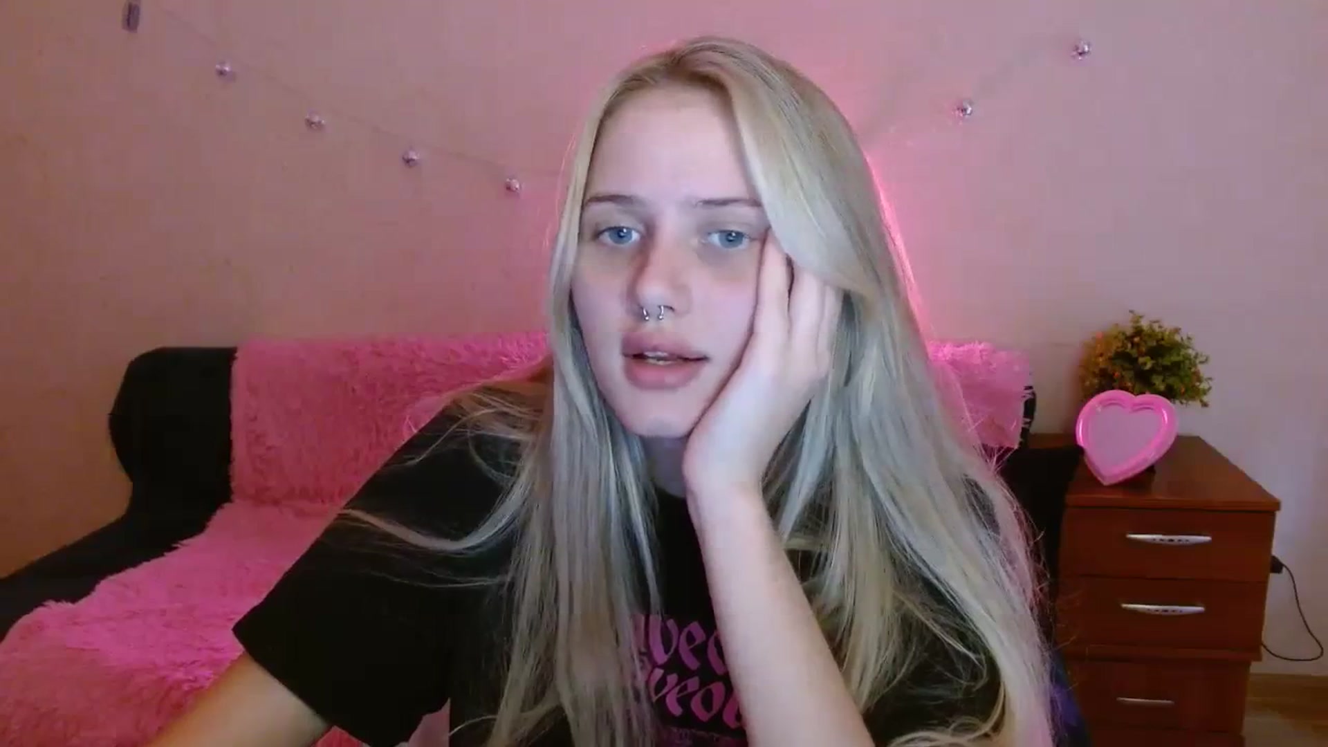 Gallery image thumbnail from Alleiko's myfreecams stream on, 11/22/2023, 12:17 image 16 of 20