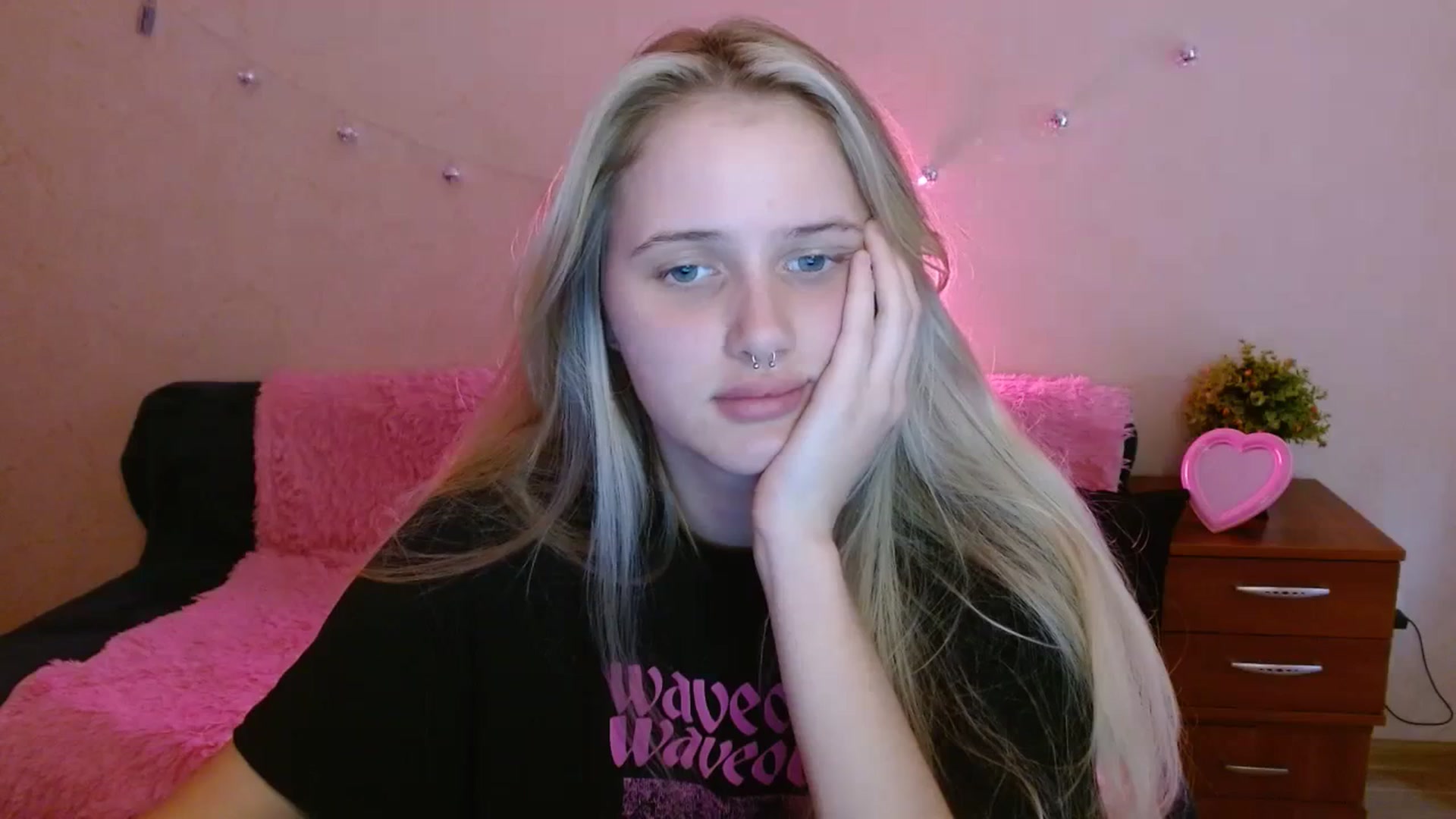Gallery image thumbnail from Alleiko's myfreecams stream on, 11/22/2023, 12:17 image 13 of 20