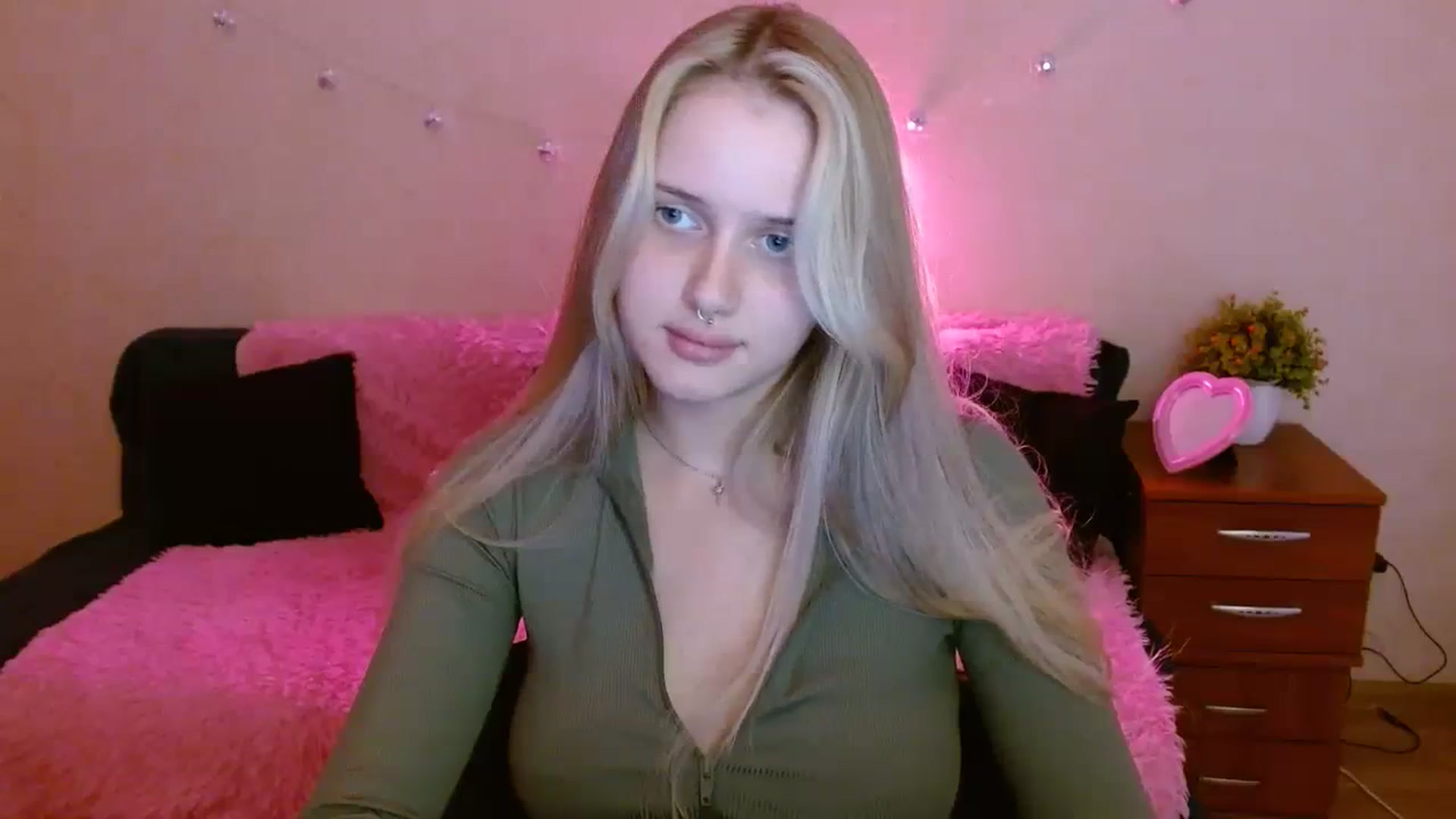 Gallery image thumbnail from Alleiko's myfreecams stream on, 11/25/2023, 12:26 image 17 of 20