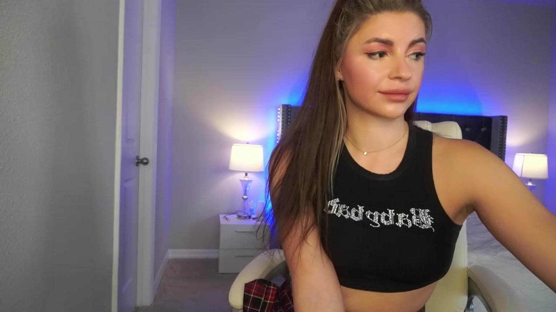 Gallery image thumbnail from Alleksandra_'s myfreecams stream on, 05/05/2023, 17:10 image 1 of 20