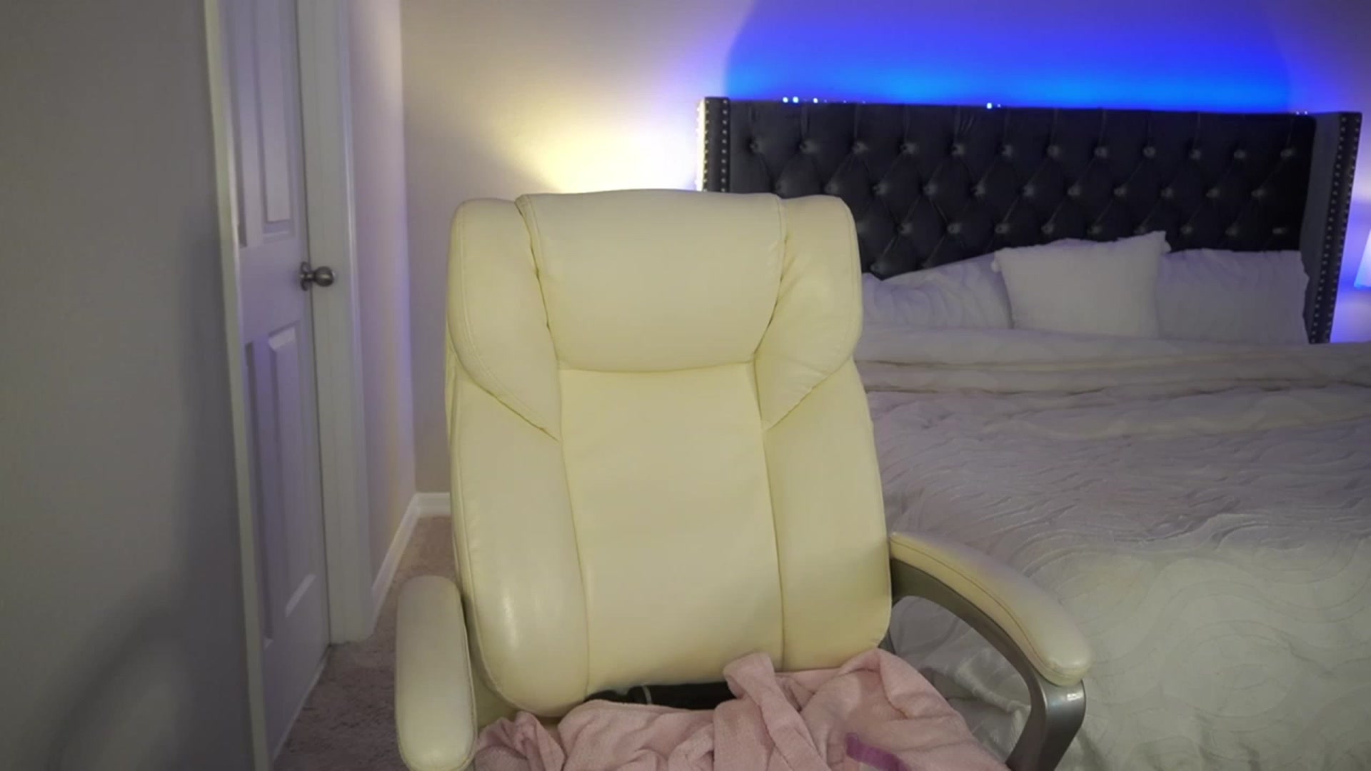 Gallery image thumbnail from Alleksandra_'s myfreecams stream on, 07/15/2023, 22:56 image 19 of 20