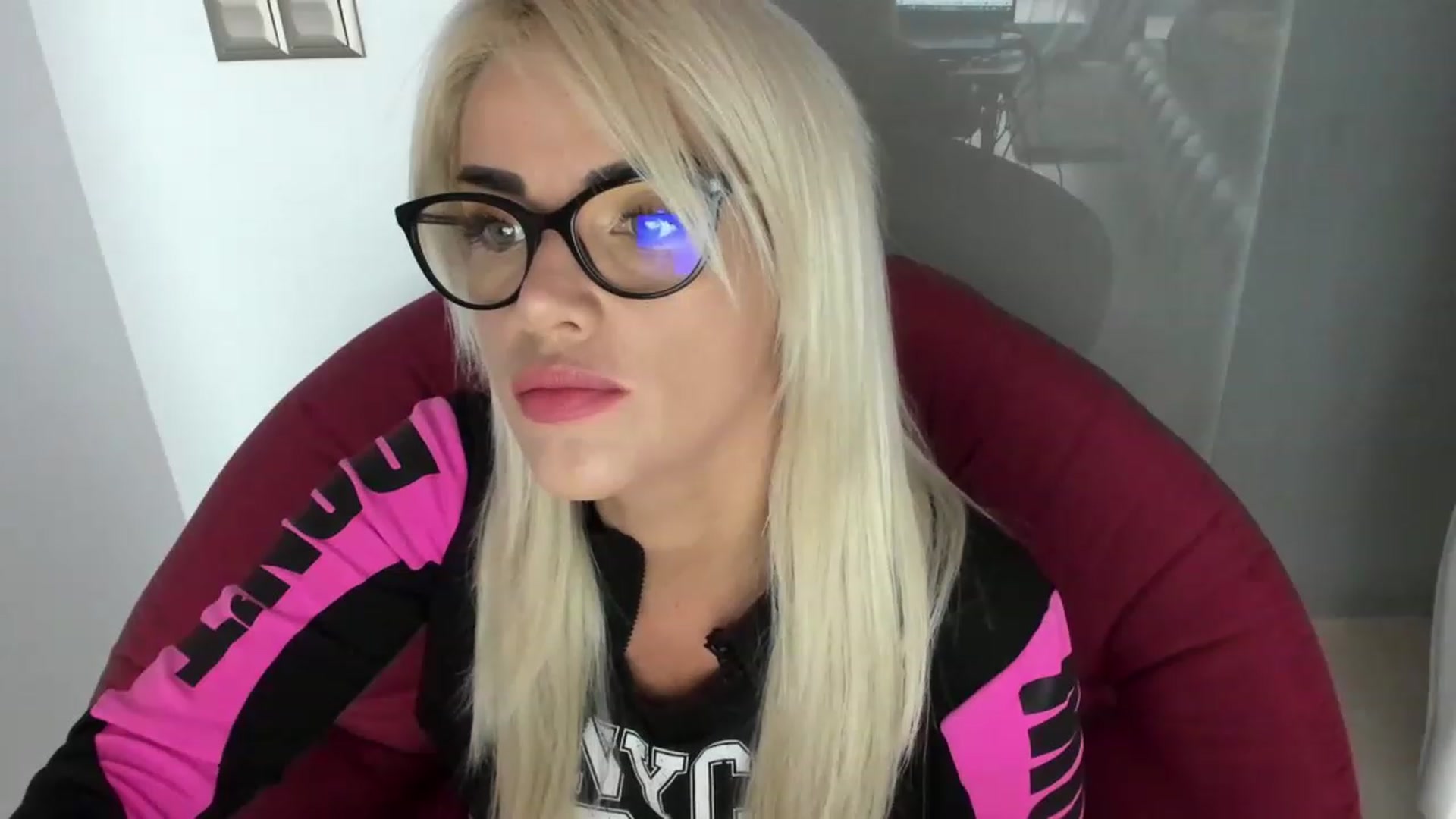 Gallery image thumbnail from Allesia_'s myfreecams stream on, 11/15/2022, 11:37 image 18 of 20