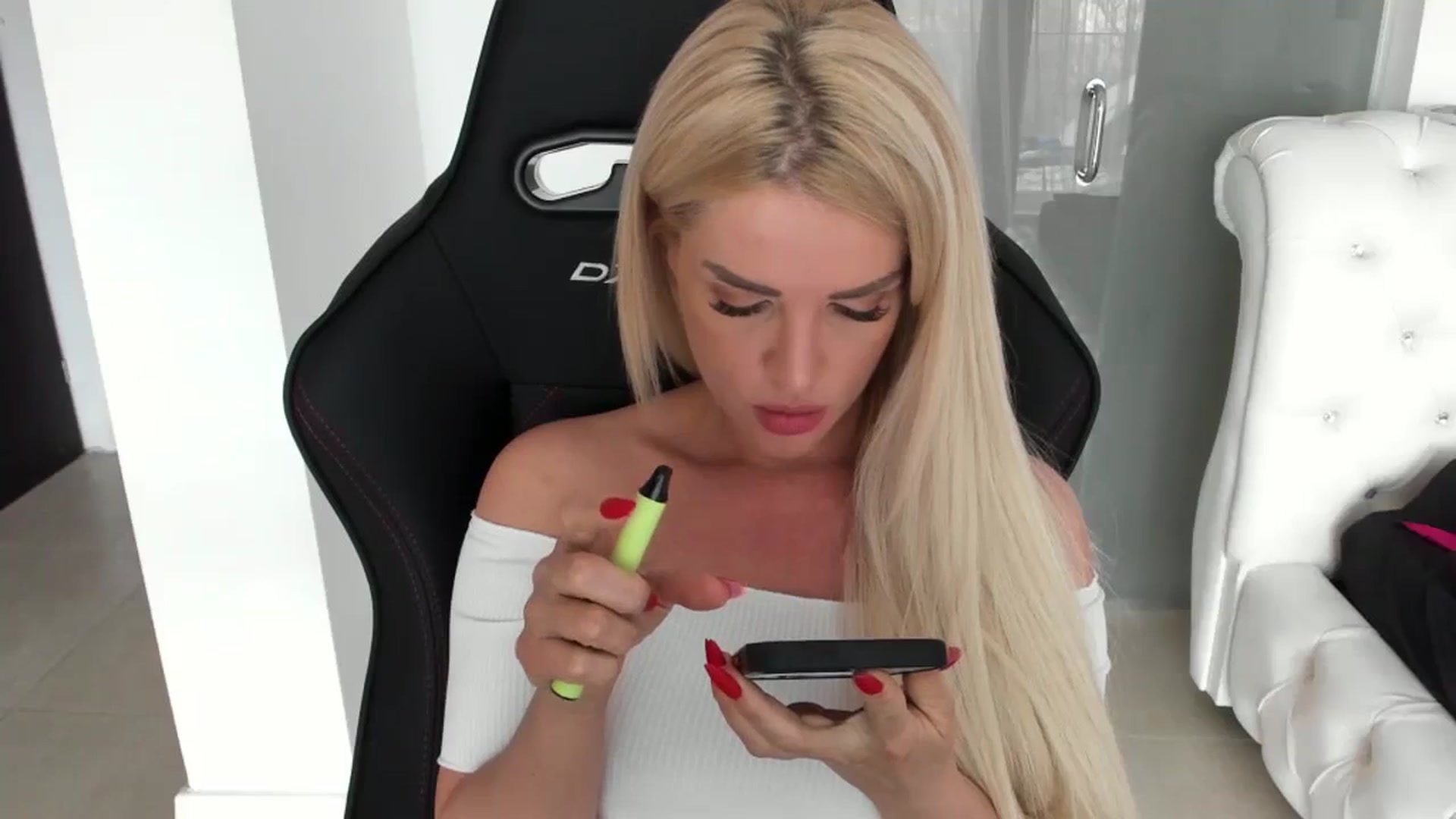 Gallery image thumbnail from Allesia_'s myfreecams stream on, 03/06/2024, 12:30 image 17 of 20