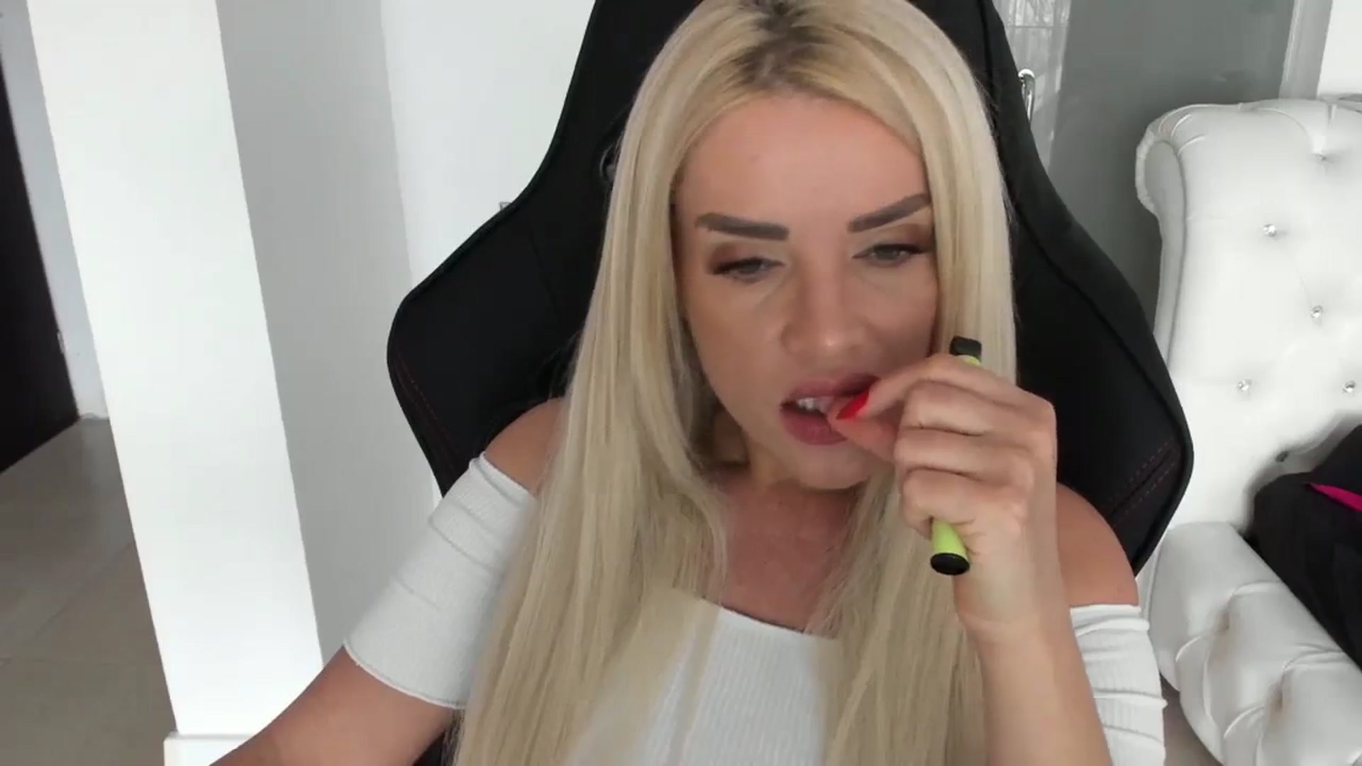 Gallery image thumbnail from Allesia_'s myfreecams stream on, 03/06/2024, 12:30 image 20 of 20