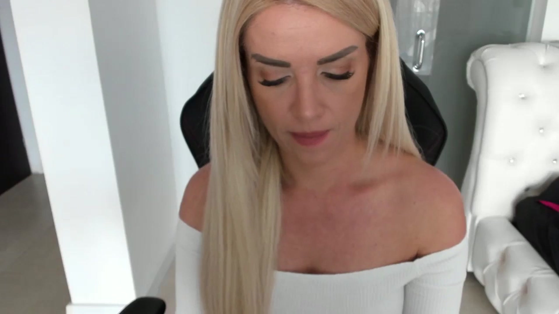 Gallery image thumbnail from Allesia_'s myfreecams stream on, 03/06/2024, 12:30 image 15 of 20
