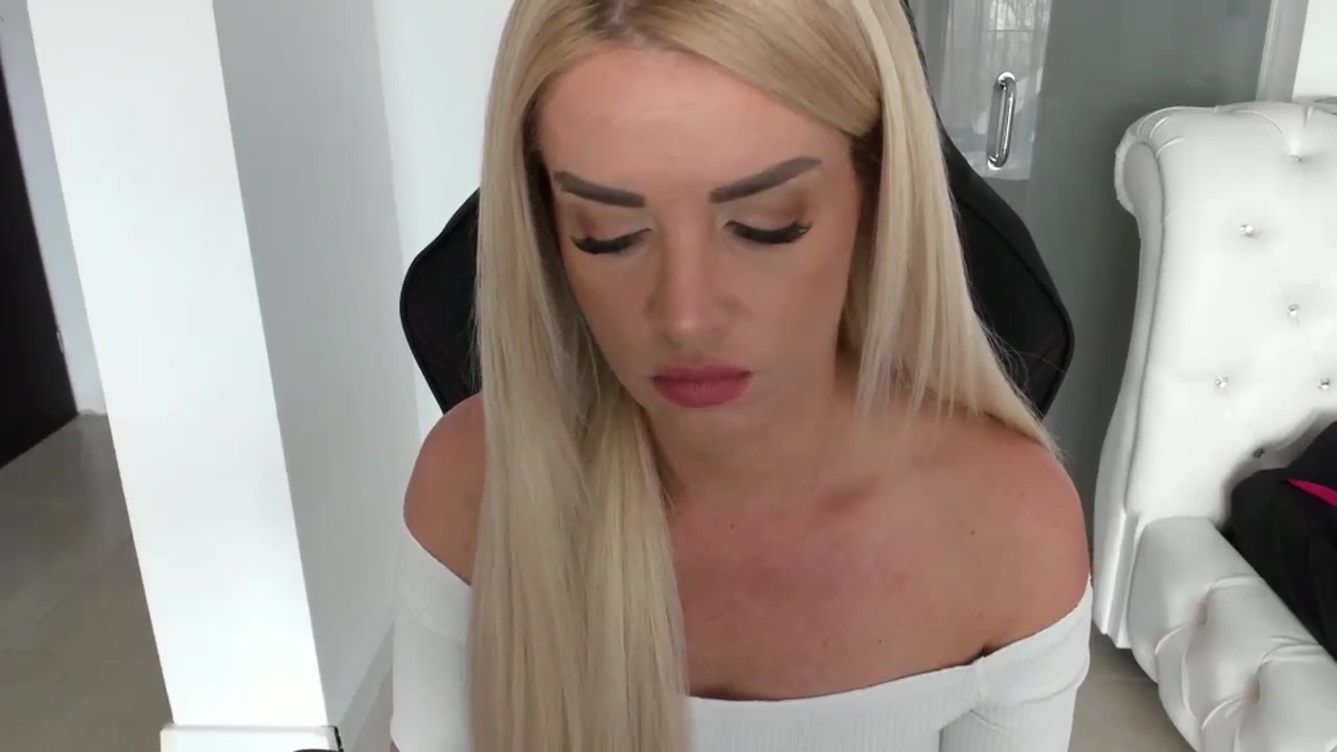 Gallery image thumbnail from Allesia_'s myfreecams stream on, 03/06/2024, 12:30 image 16 of 20