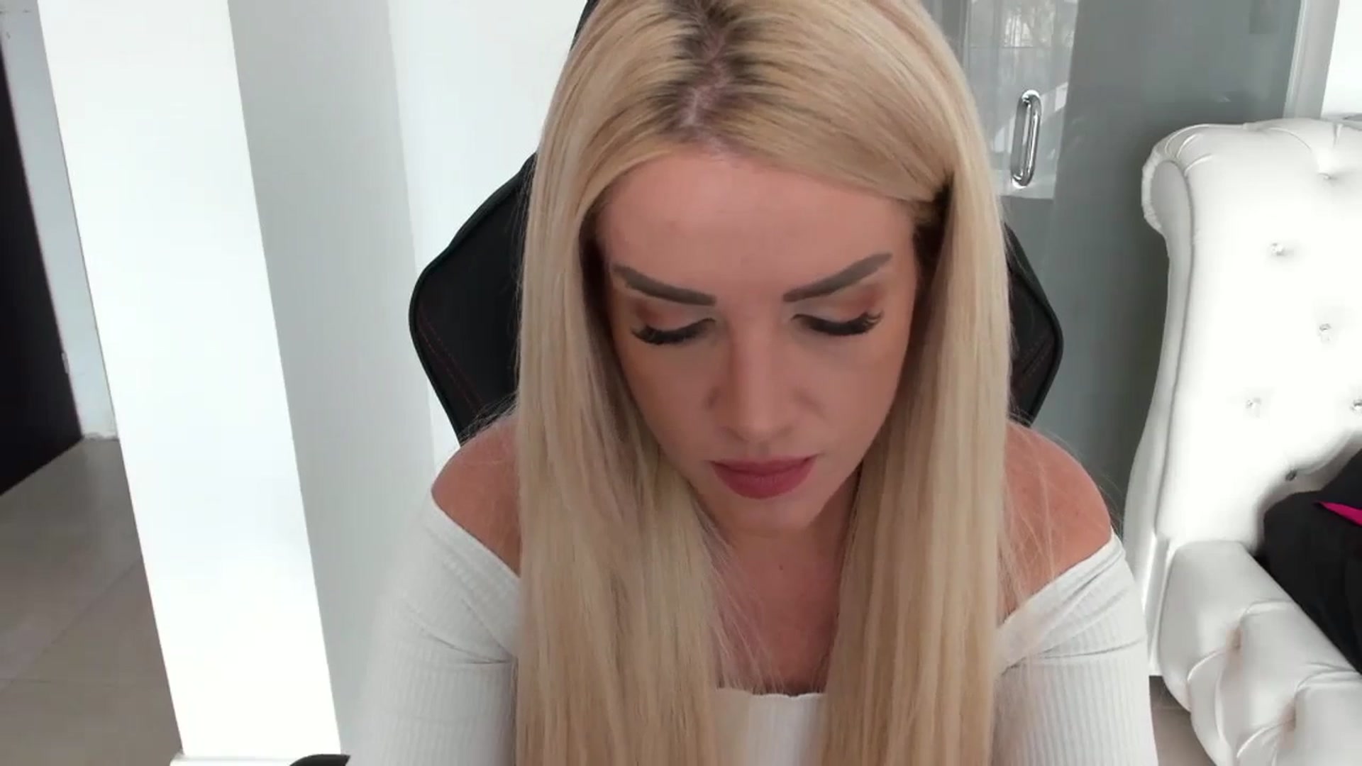 Gallery image thumbnail from Allesia_'s myfreecams stream on, 03/06/2024, 12:30 image 4 of 20