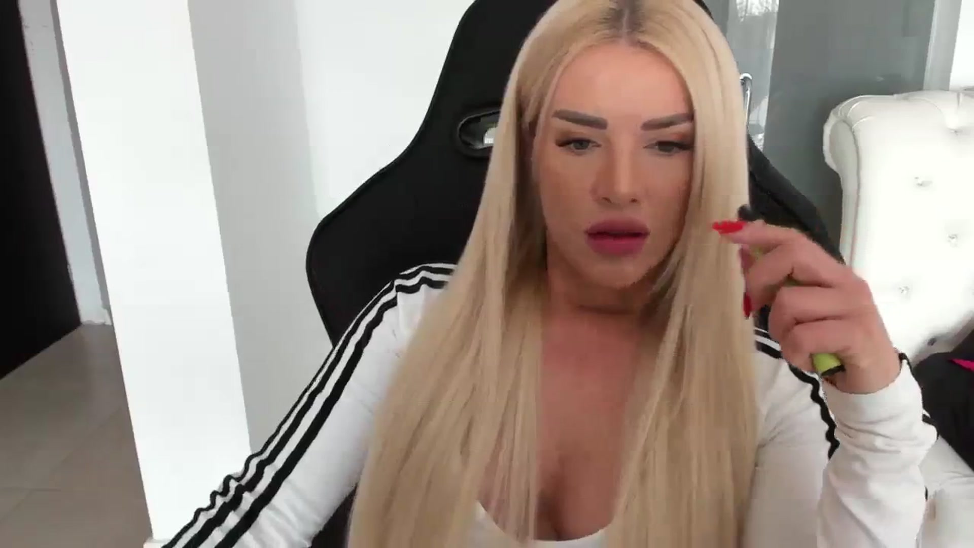 Gallery image thumbnail from Allesia_'s myfreecams stream on, 03/09/2024, 10:25 image 6 of 20