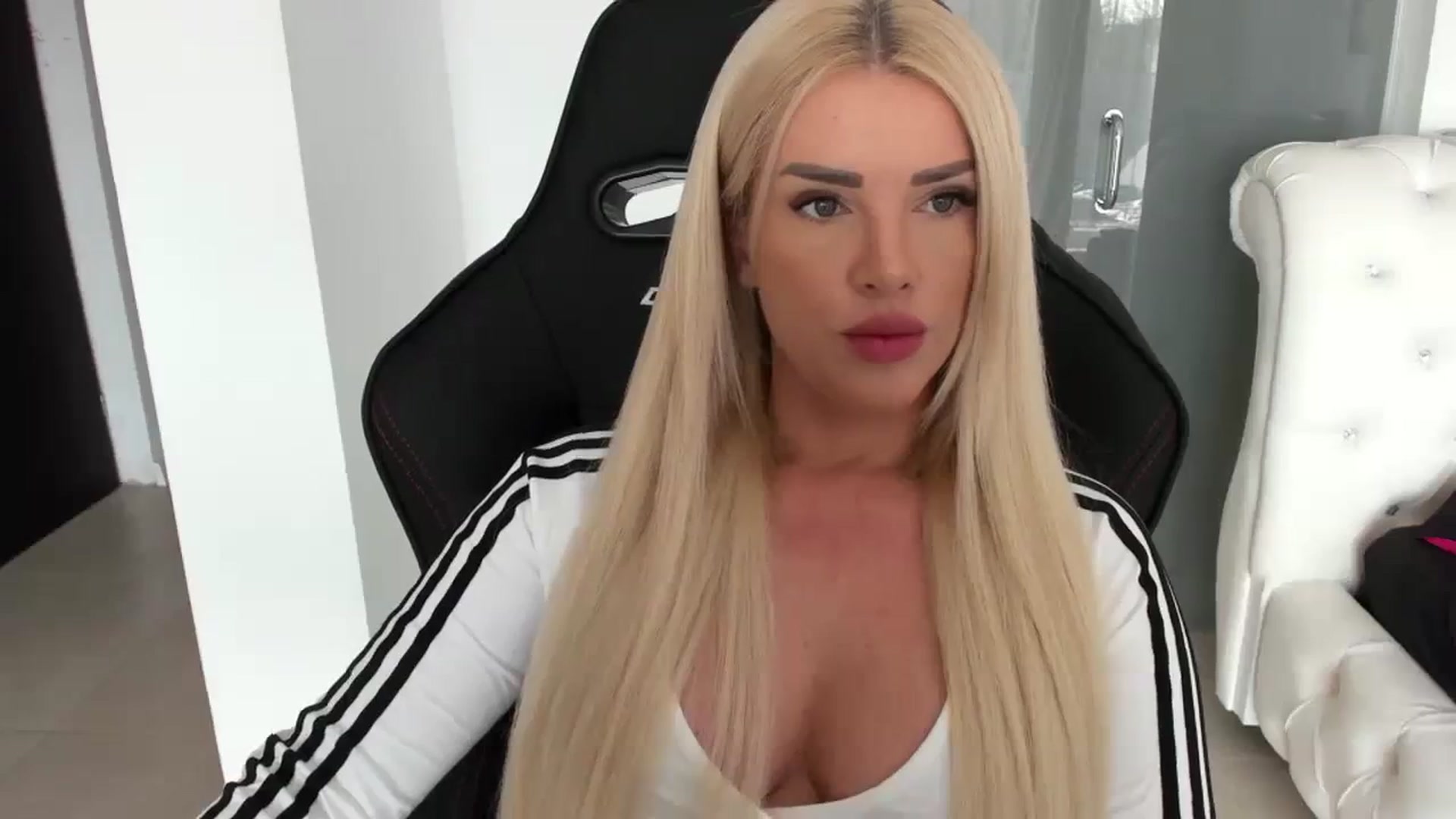 Gallery image thumbnail from Allesia_'s myfreecams stream on, 03/09/2024, 10:25 image 12 of 20