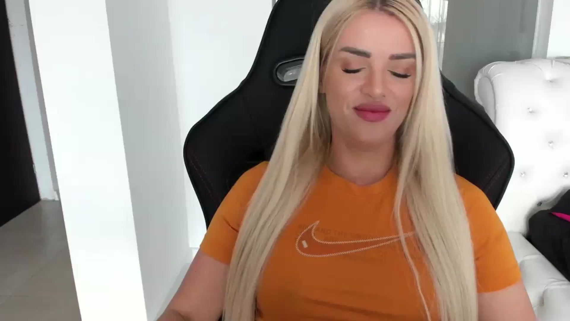 Gallery image thumbnail from Allesia_'s myfreecams stream on, 03/11/2024, 10:57 image 6 of 20