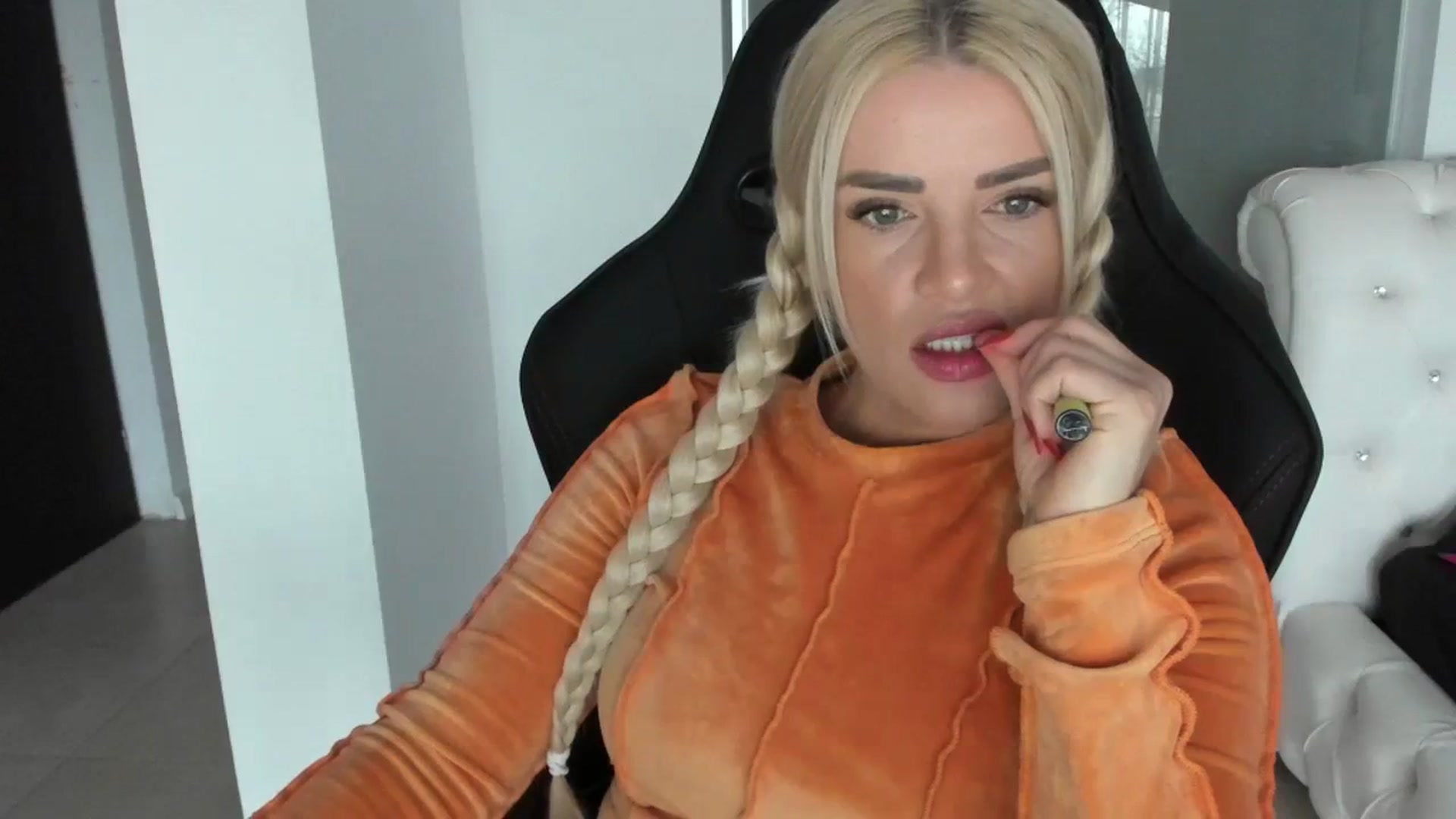Gallery image thumbnail from Allesia_'s myfreecams stream on, 03/12/2024, 10:40 image 15 of 20