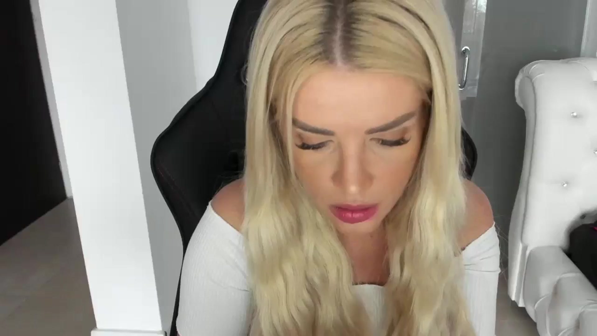 Gallery image thumbnail from Allesia_'s myfreecams stream on, 03/13/2024, 09:41 image 5 of 20