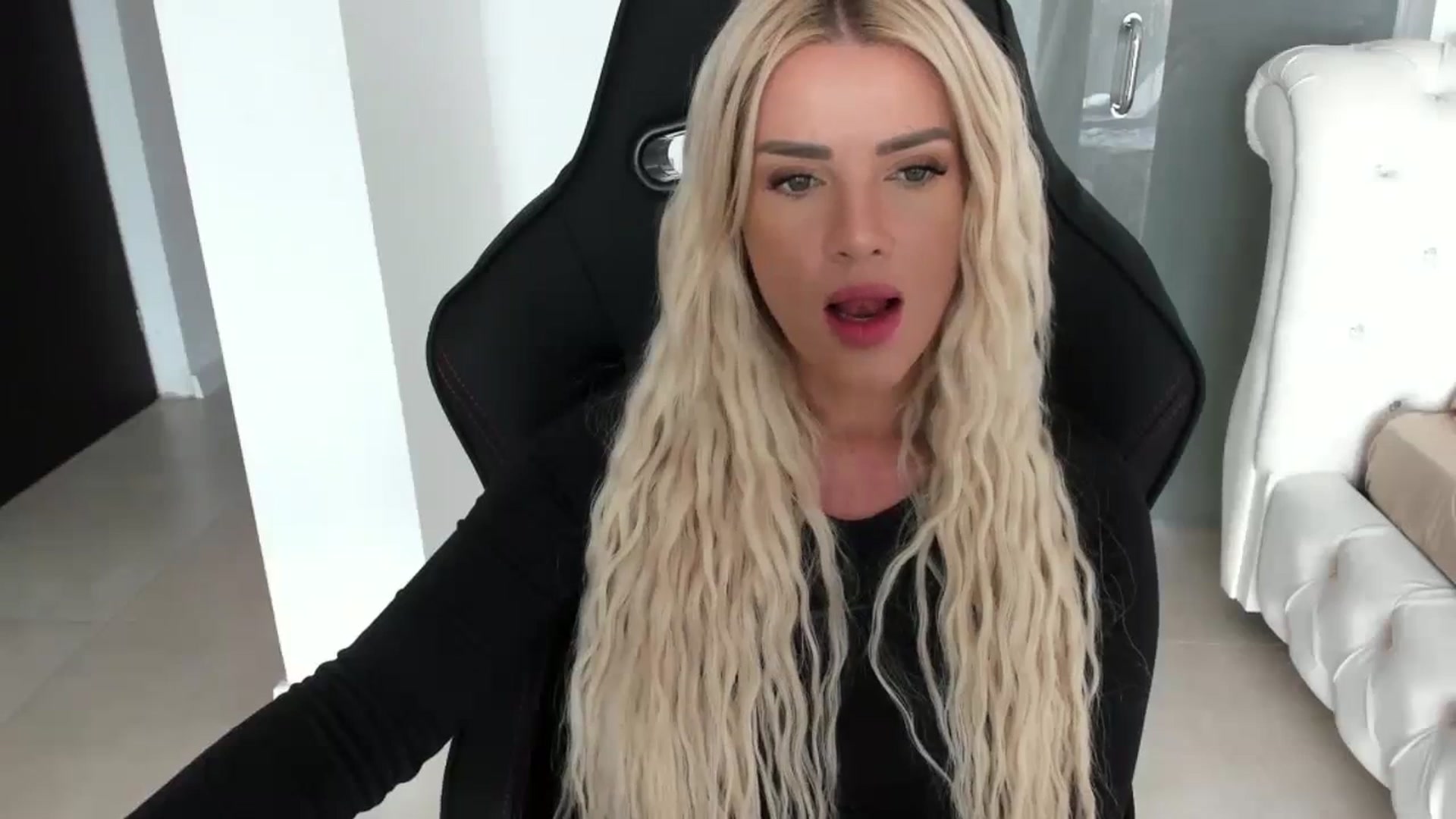 Gallery image thumbnail from Allesia_'s myfreecams stream on, 03/15/2024, 12:12 image 17 of 20
