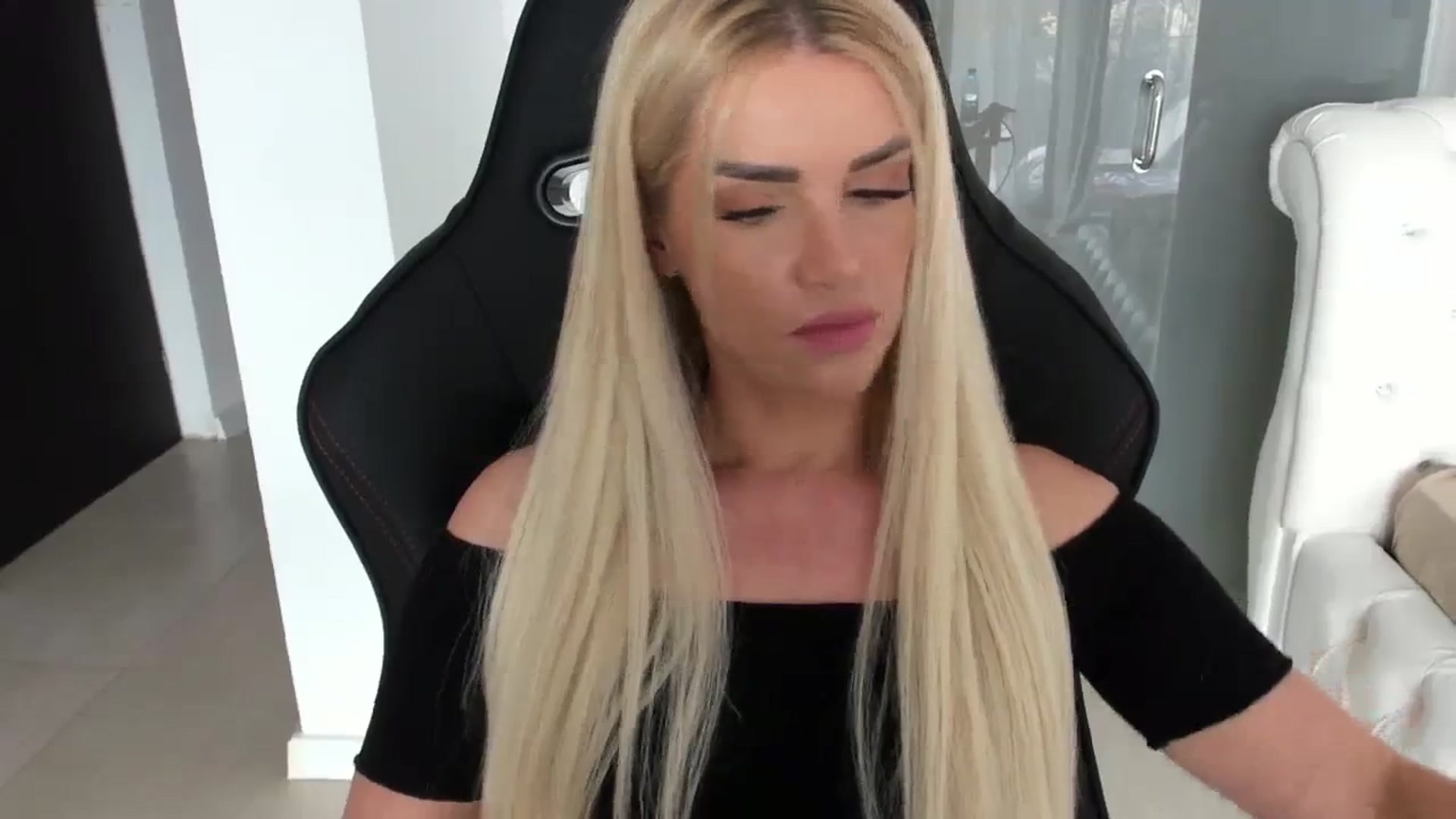 Gallery image thumbnail from Allesia_'s myfreecams stream on, 03/21/2024, 11:49 image 13 of 20