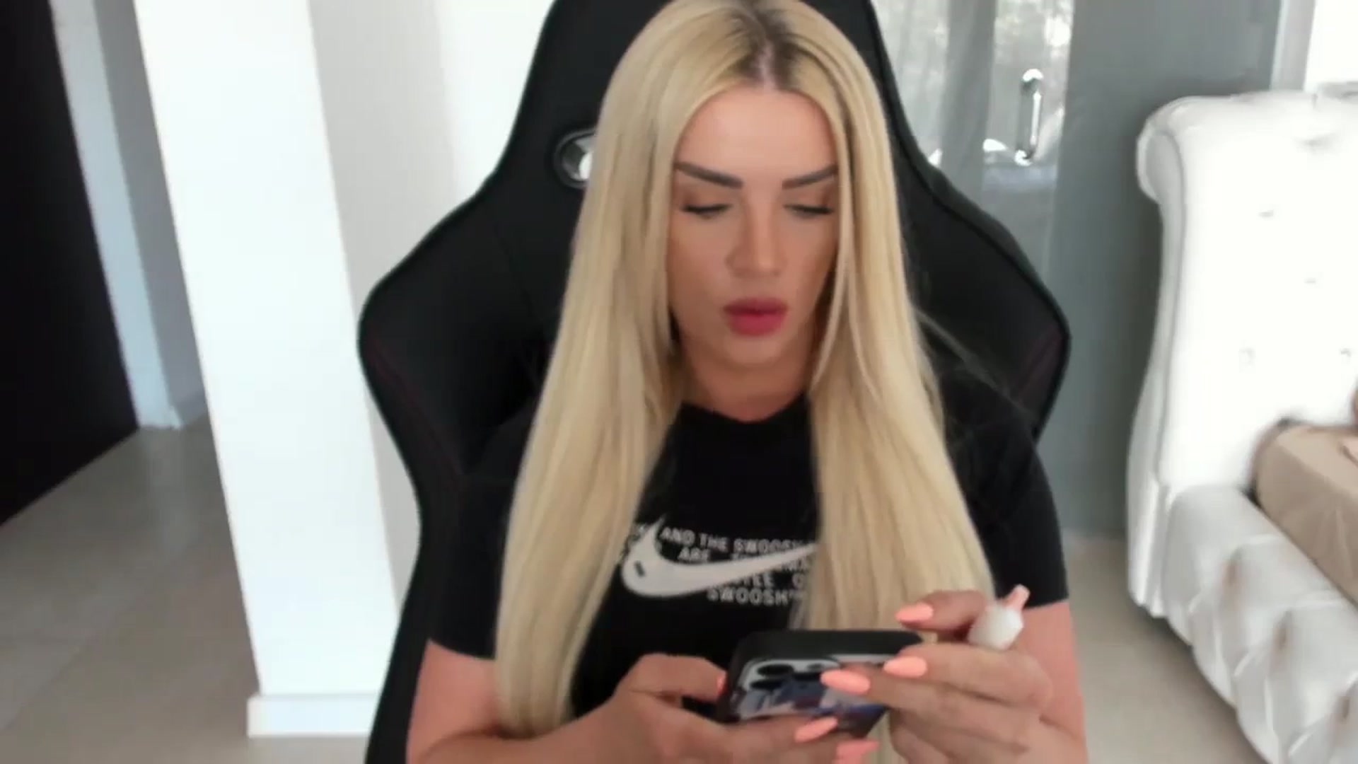 Gallery image thumbnail from Allesia_'s myfreecams stream on, 03/26/2024, 11:36 image 18 of 20