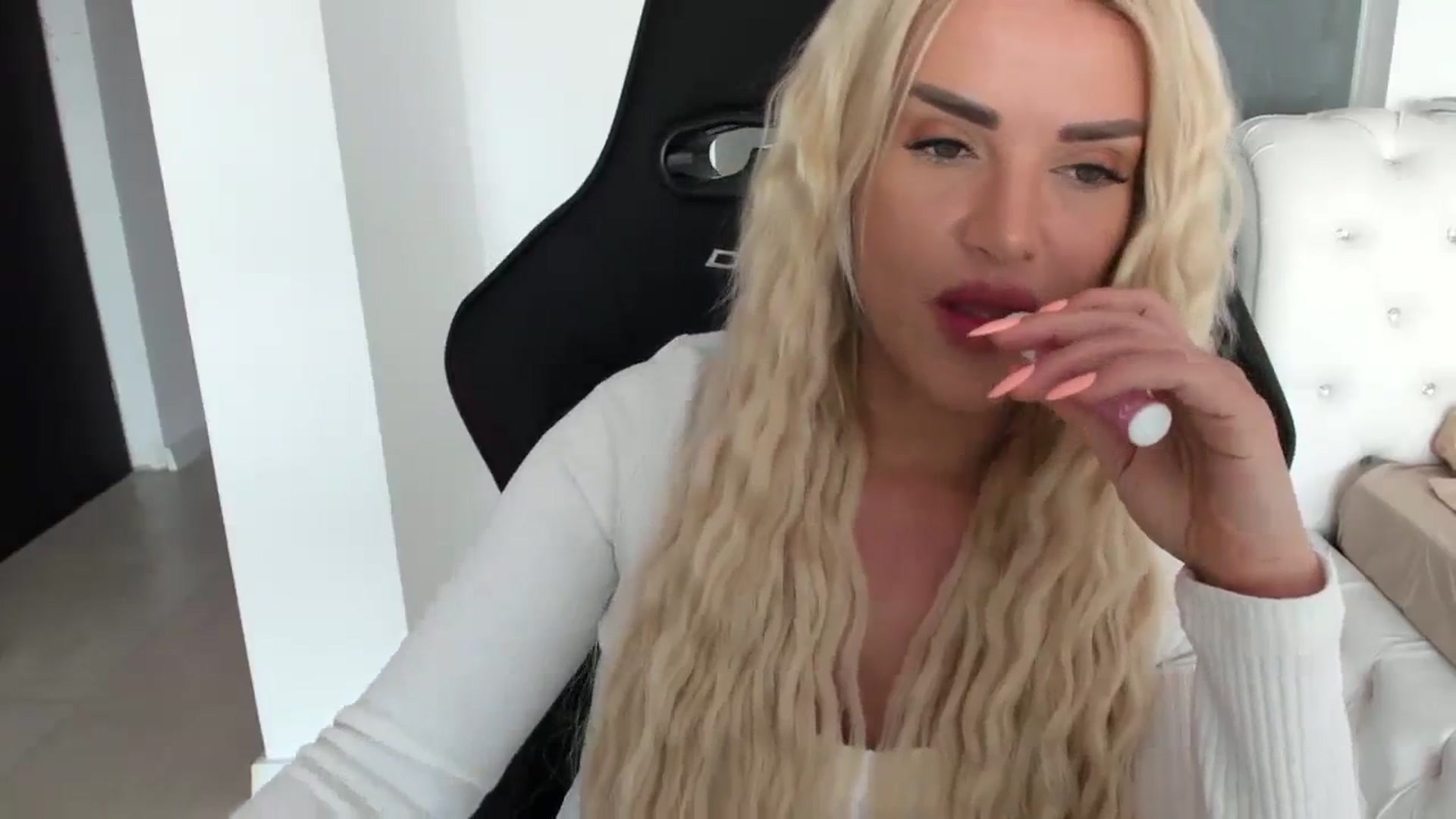 Gallery image thumbnail from Allesia_'s myfreecams stream on, 03/27/2024, 11:23 image 17 of 20