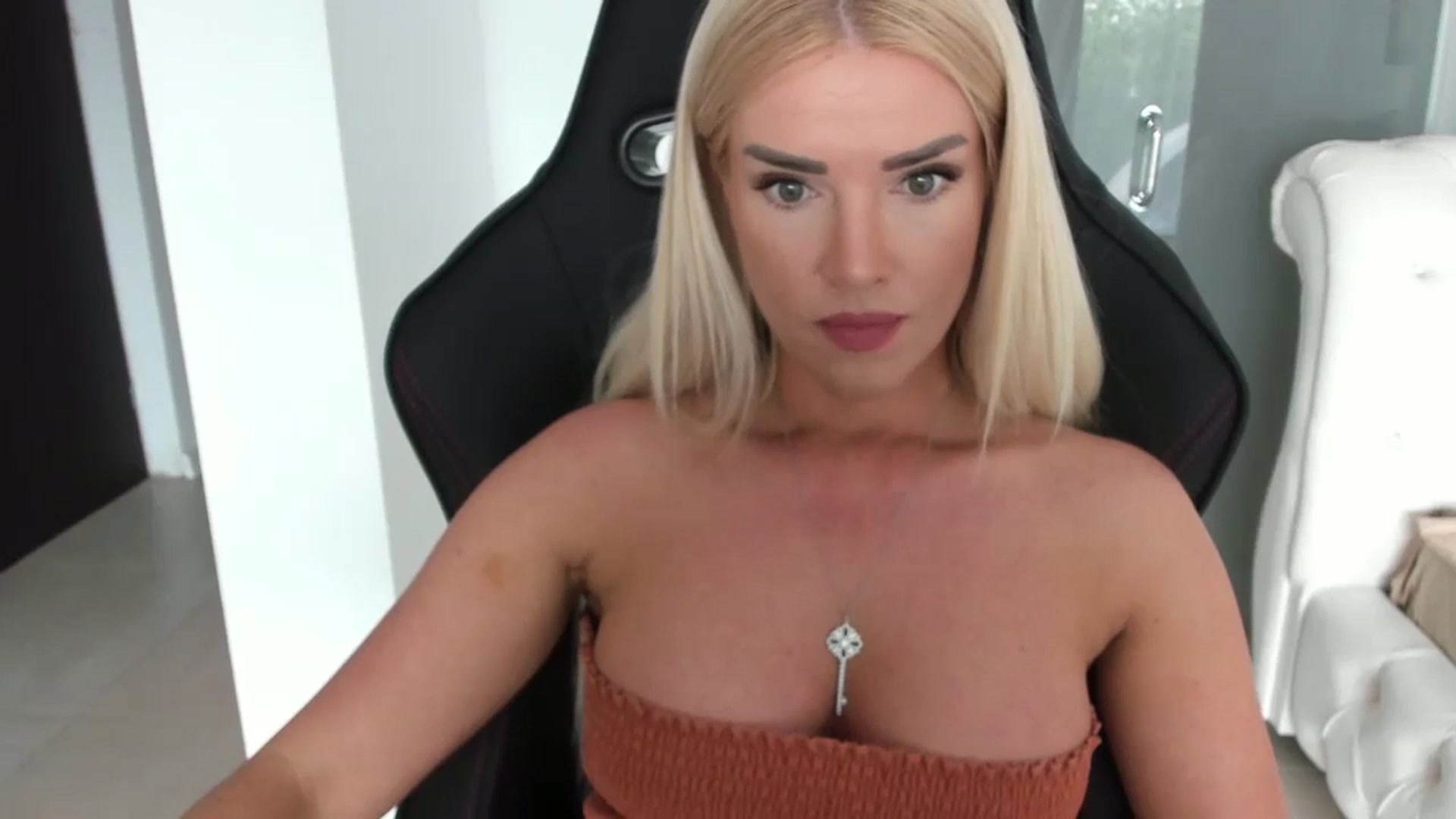 Gallery image thumbnail from Allesia_'s myfreecams stream on, 04/19/2024, 09:59 image 11 of 20