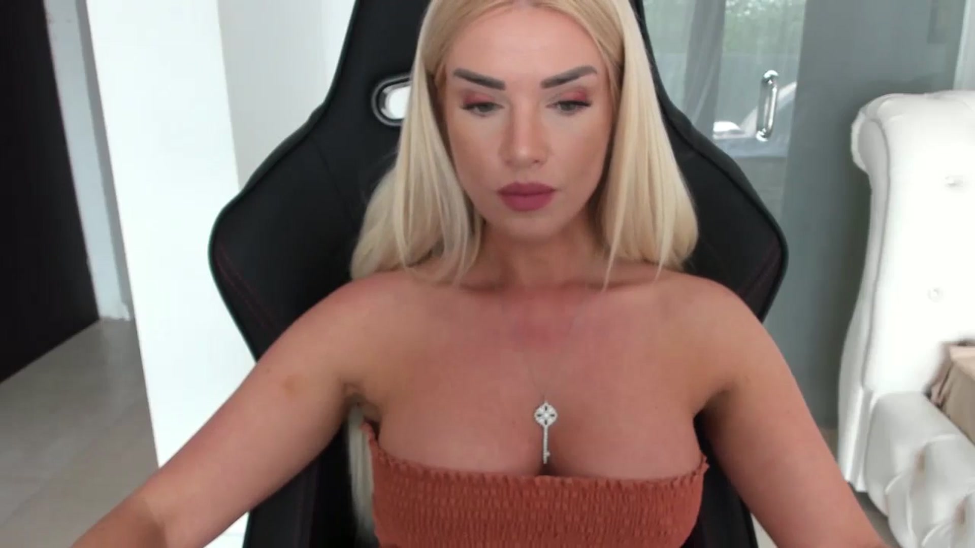 Gallery image thumbnail from Allesia_'s myfreecams stream on, 04/19/2024, 09:59 image 9 of 20