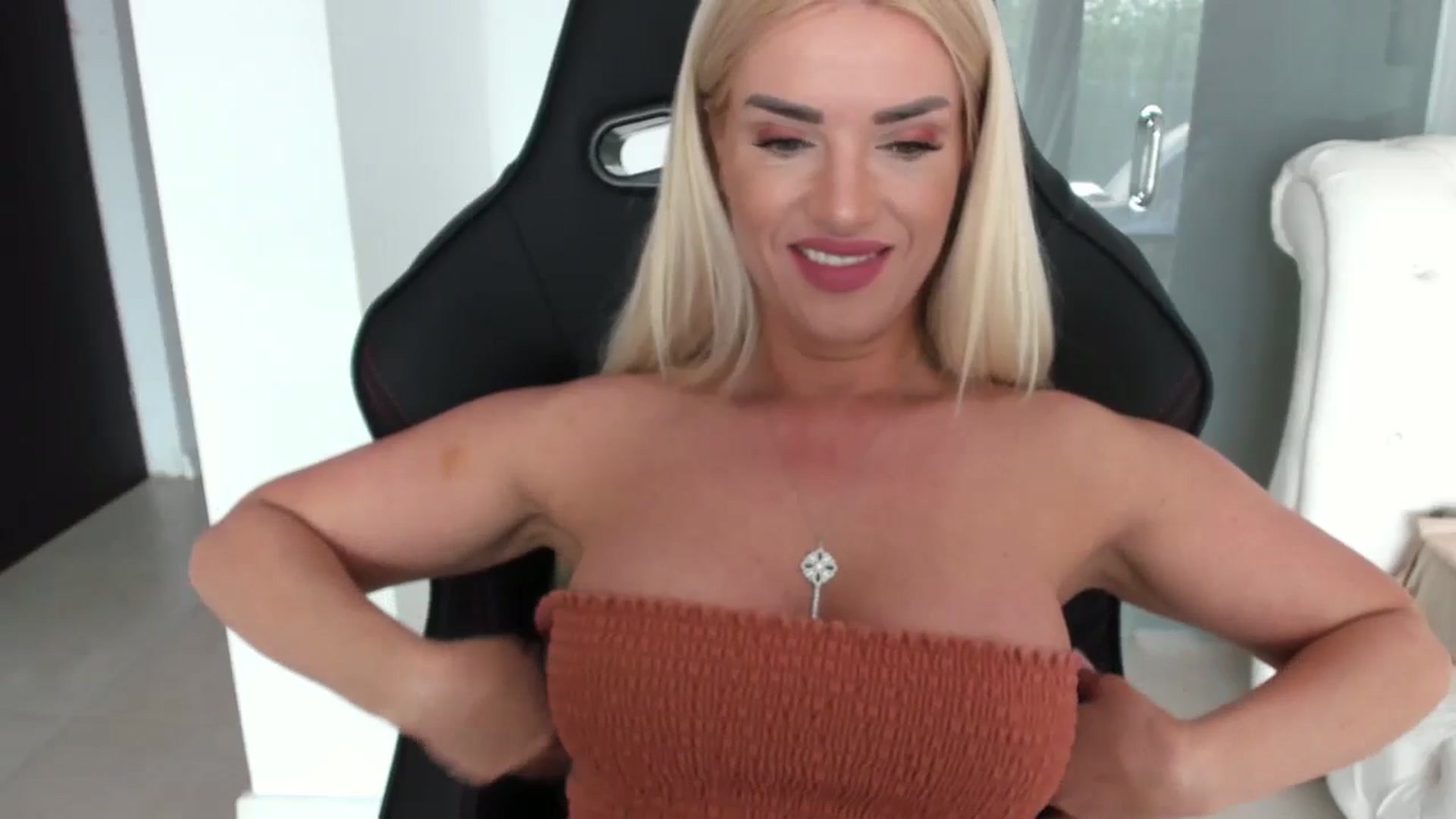 Gallery image thumbnail from Allesia_'s myfreecams stream on, 04/19/2024, 09:59 image 8 of 20