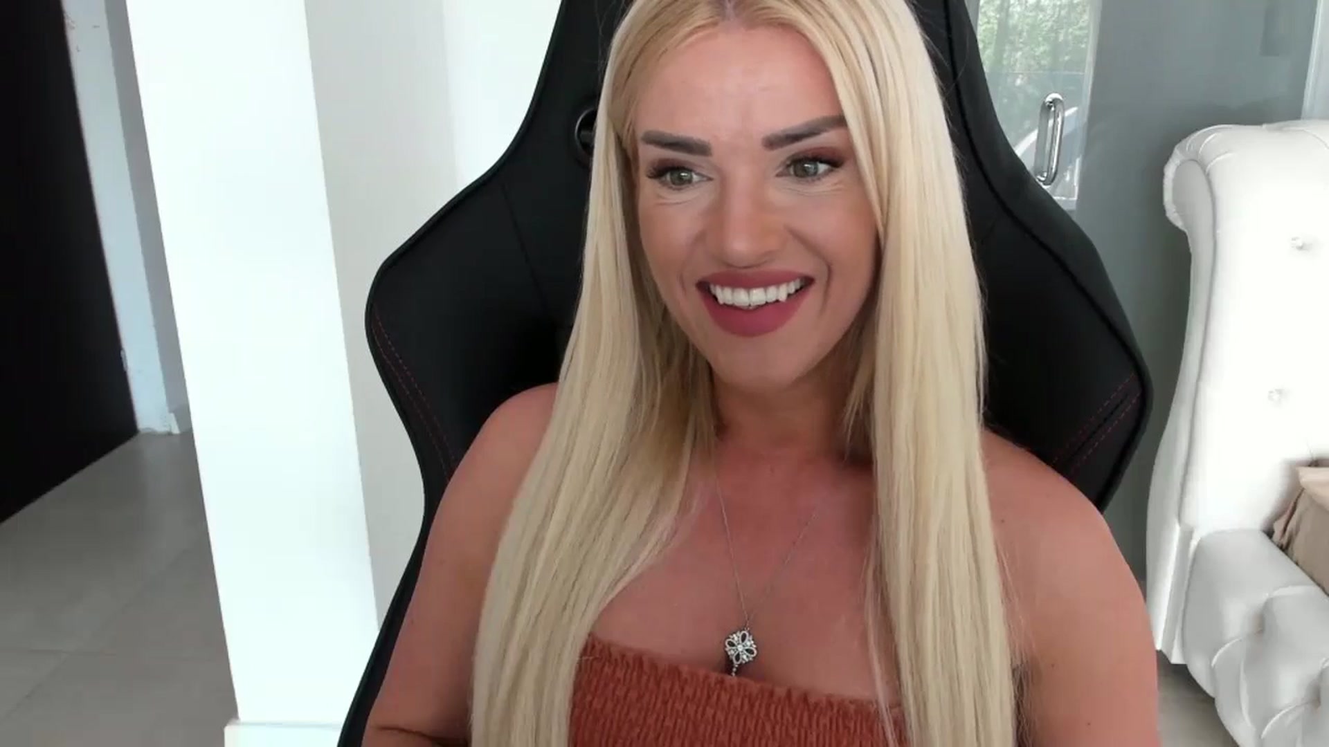 Gallery image thumbnail from Allesia_'s myfreecams stream on, 04/19/2024, 11:12 image 16 of 20