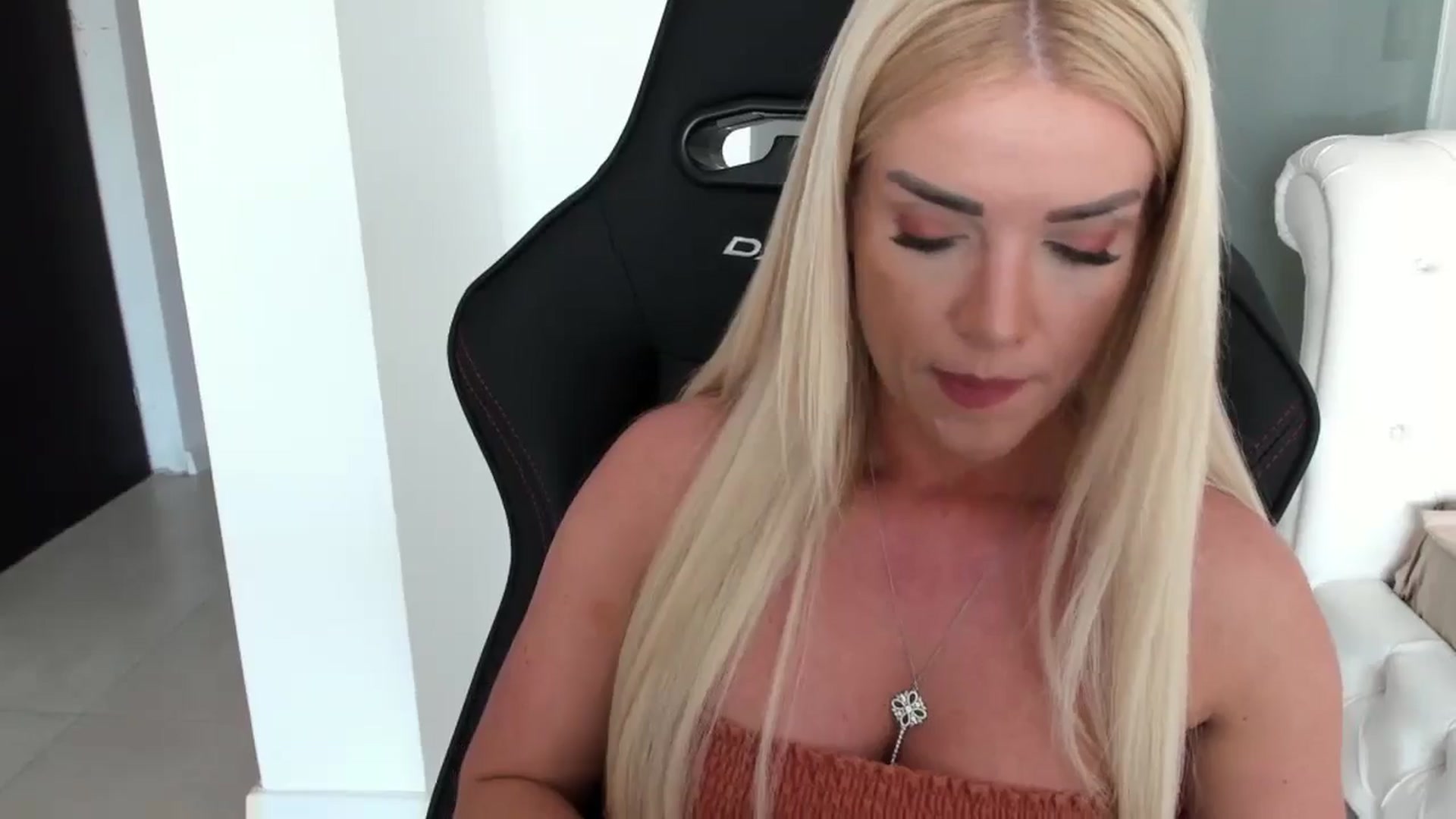 Gallery image thumbnail from Allesia_'s myfreecams stream on, 04/19/2024, 11:12 image 10 of 20