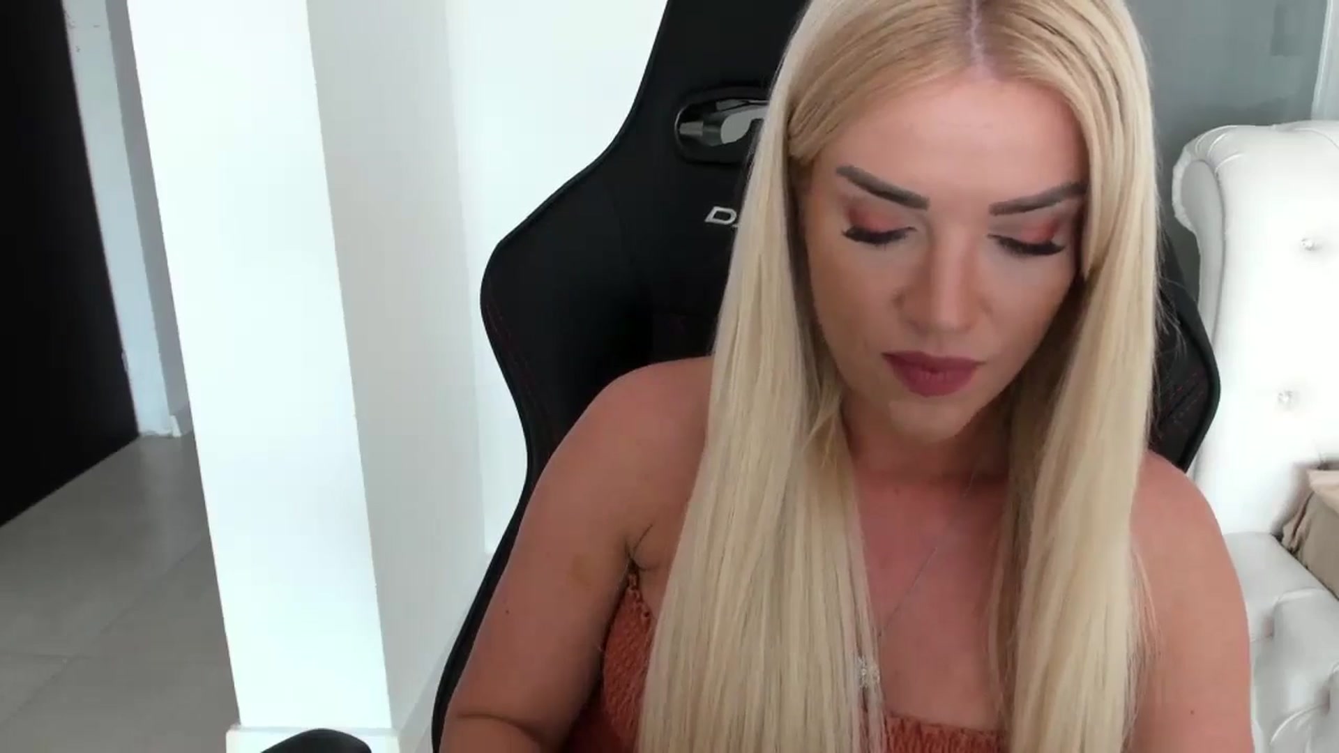 Gallery image thumbnail from Allesia_'s myfreecams stream on, 04/19/2024, 11:12 image 14 of 20