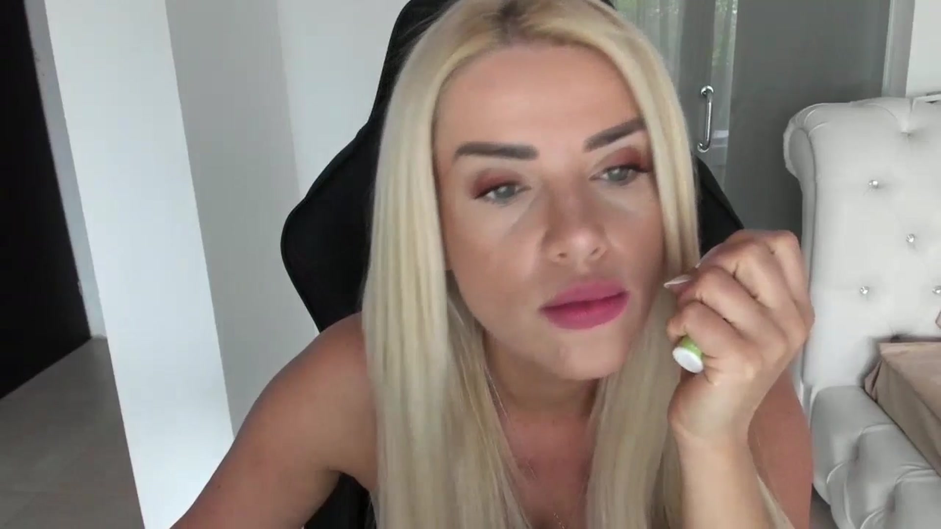Gallery image thumbnail from Allesia_'s myfreecams stream on, 04/23/2024, 08:26 image 15 of 20
