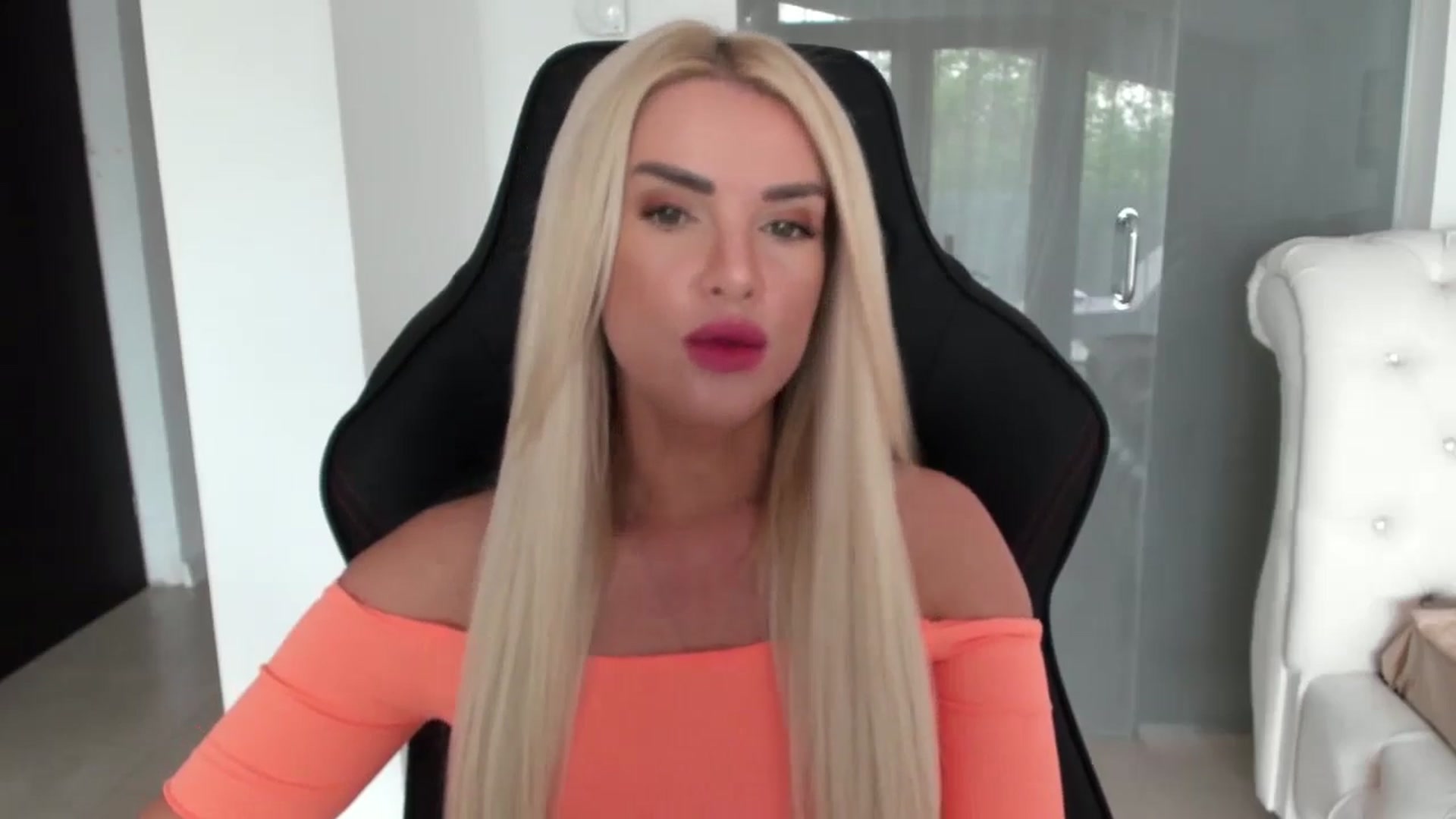 Gallery image thumbnail from Allesia_'s myfreecams stream on, 04/25/2024, 08:36 image 8 of 20
