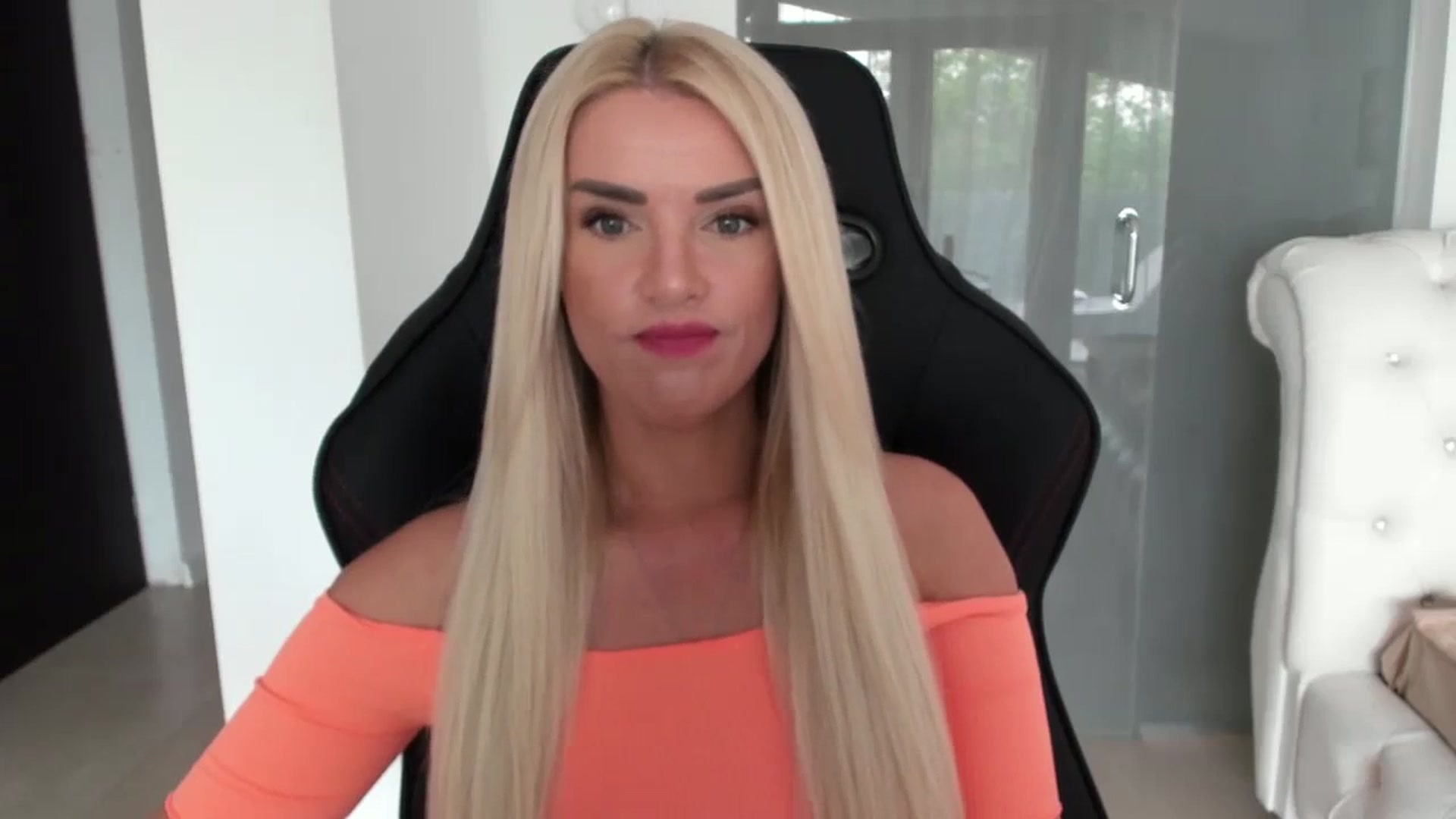 Gallery image thumbnail from Allesia_'s myfreecams stream on, 04/25/2024, 08:36 image 10 of 20