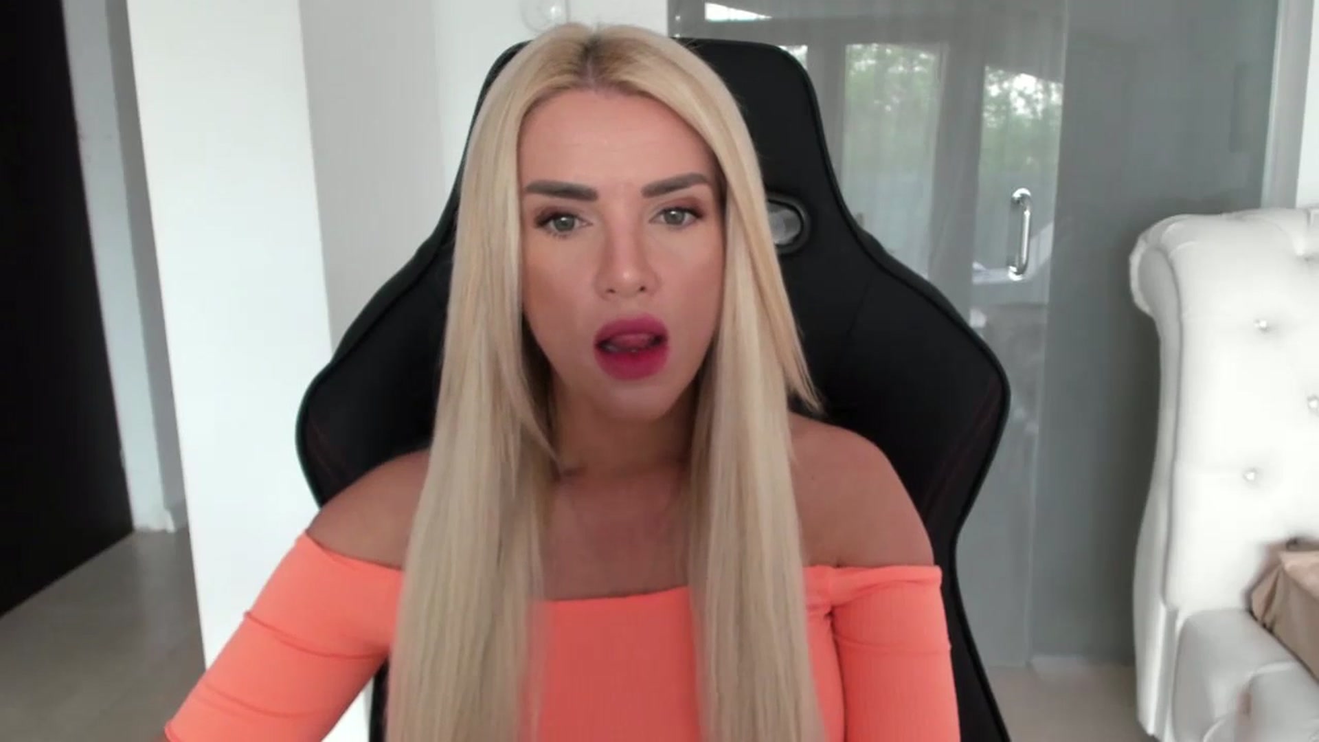 Gallery image thumbnail from Allesia_'s myfreecams stream on, 04/25/2024, 08:36 image 7 of 20